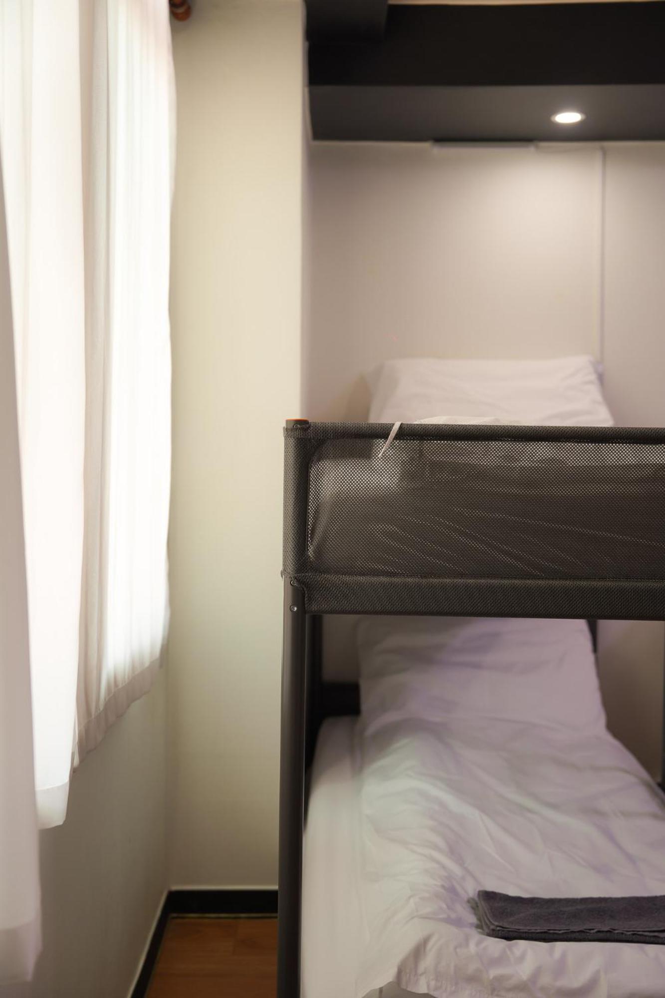 Bed in 6-Bed Male Dormitory Room - Photo 6