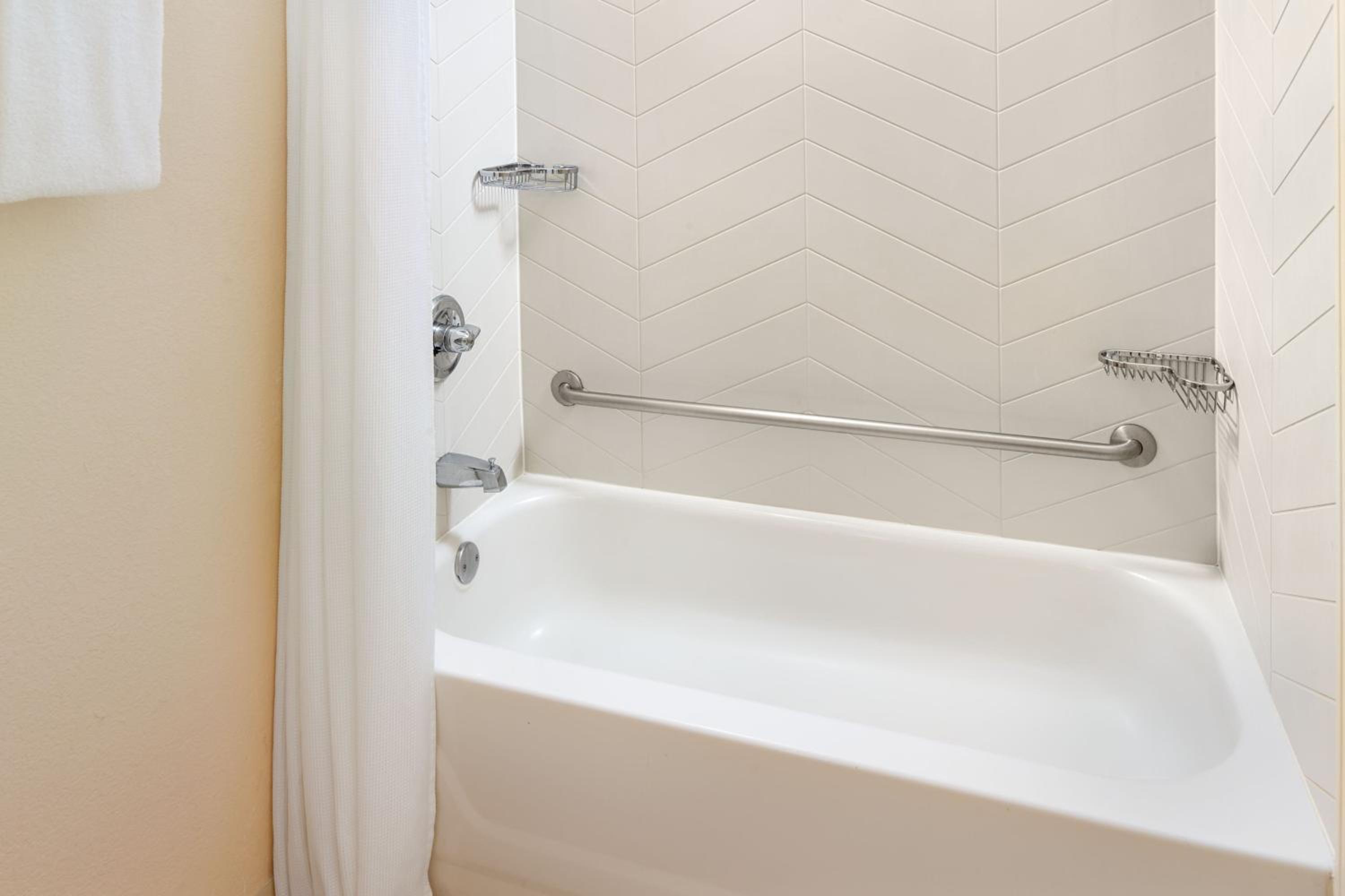 Queen Room with Two Queen Beds and Adapted Tub - Mobility Accessible - Photo 2