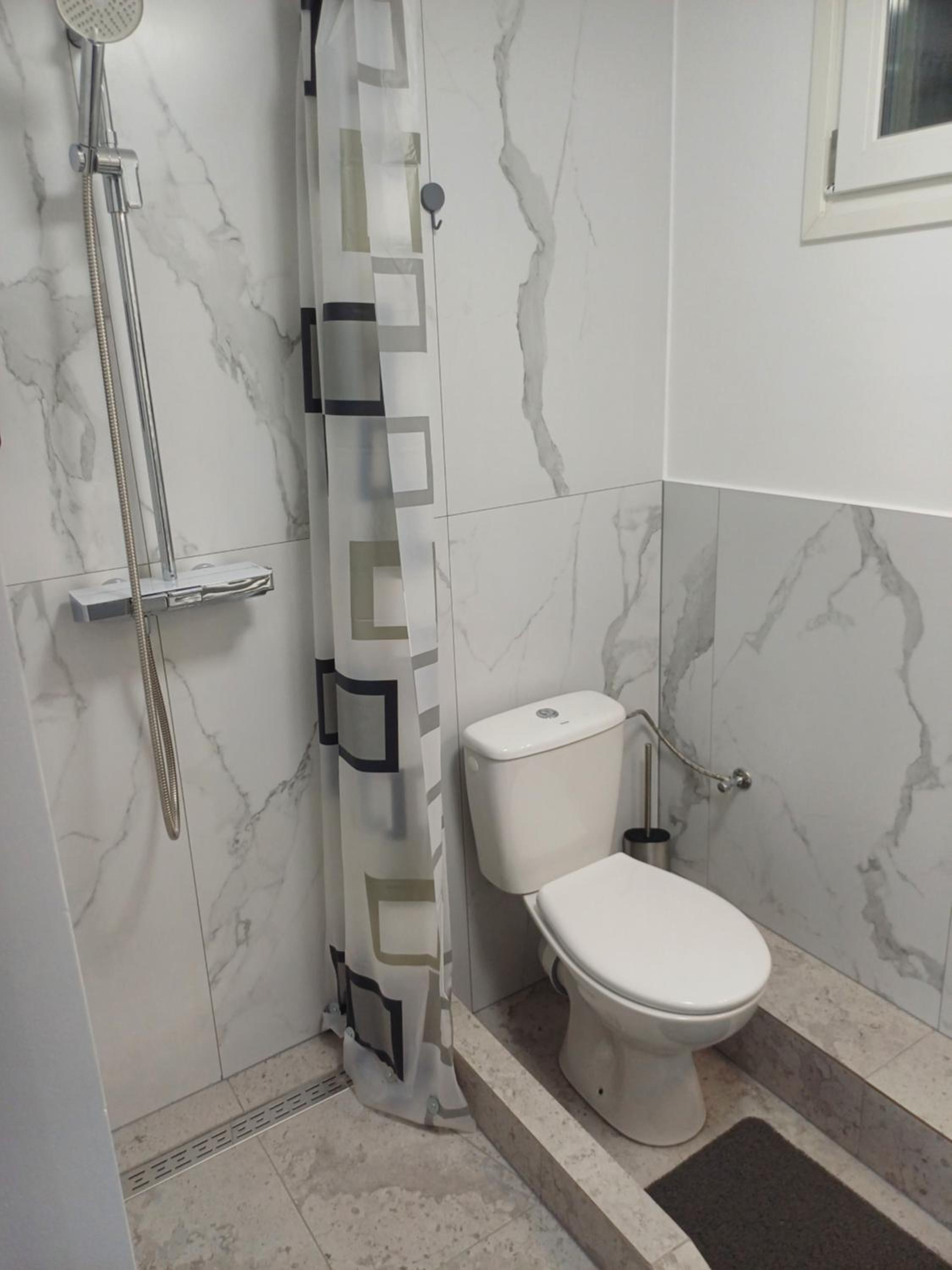 Single Room with Bathroom photo 3