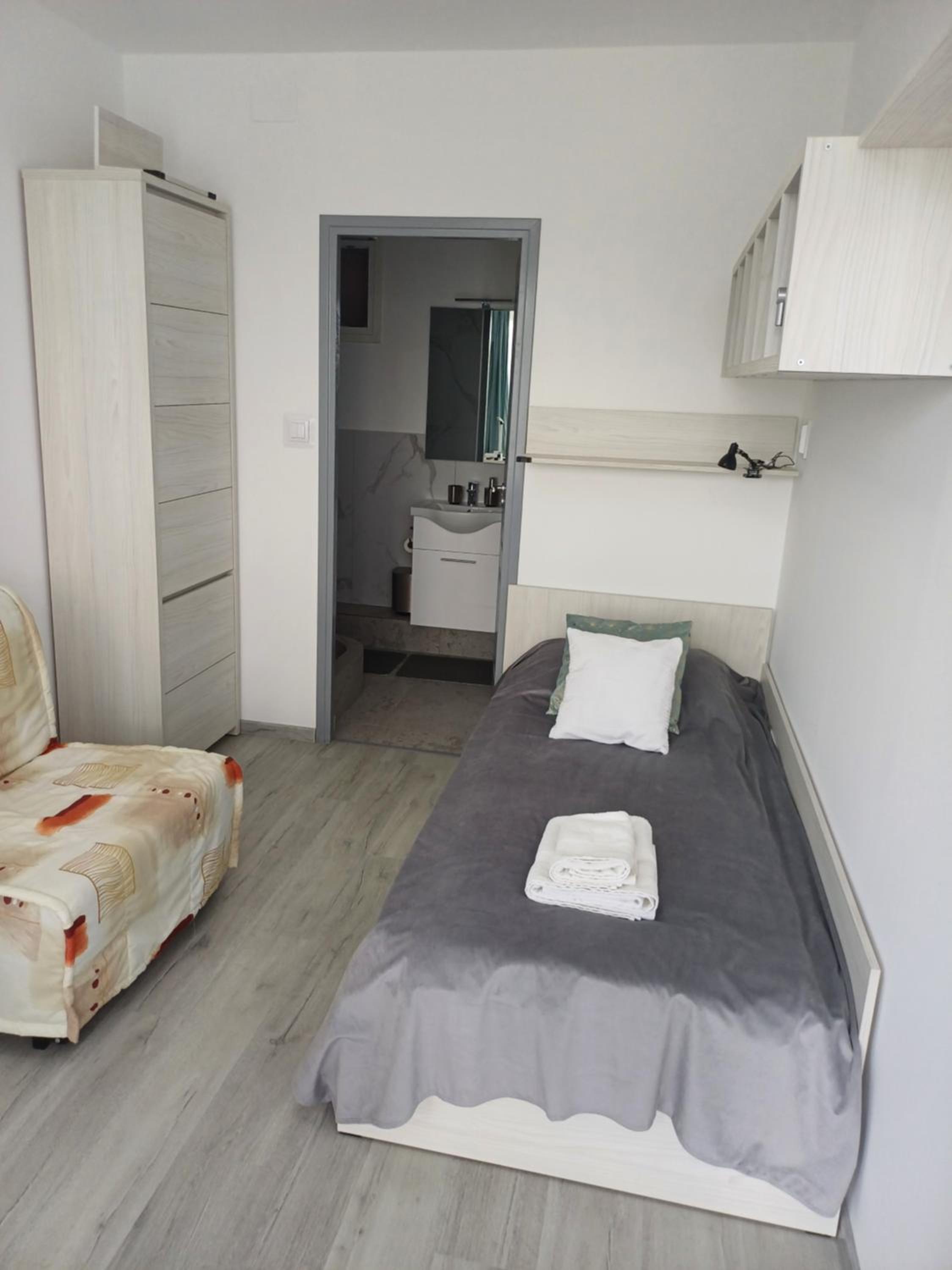 Single Room with Bathroom photo 2