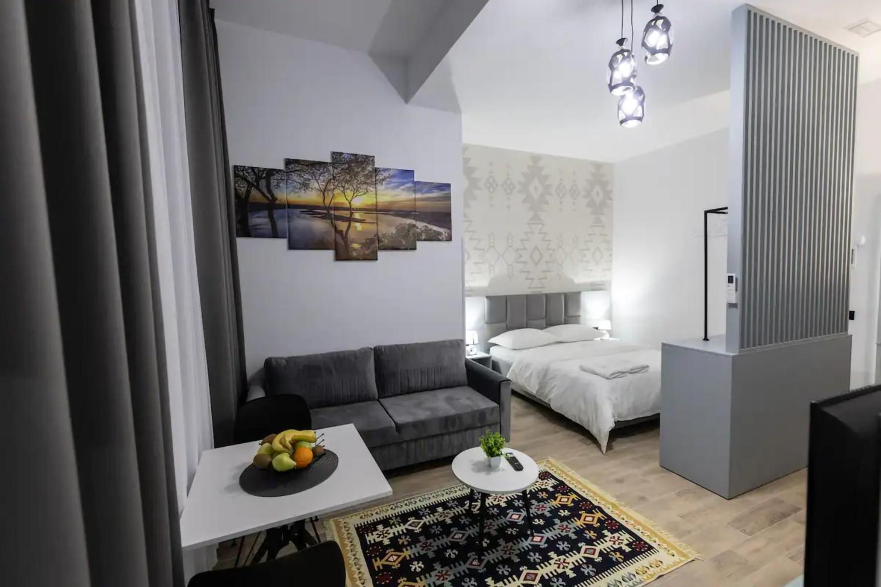 Apartment with Mountain View