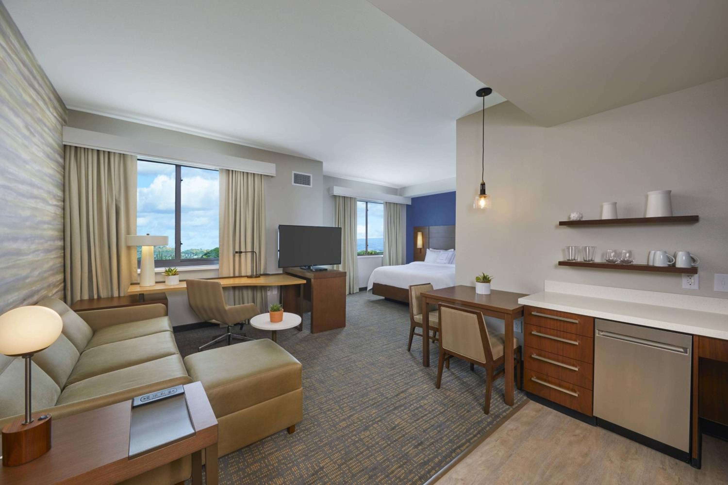King Studio with Sofa Bed and Roll-in Shower - Mobility Accessible