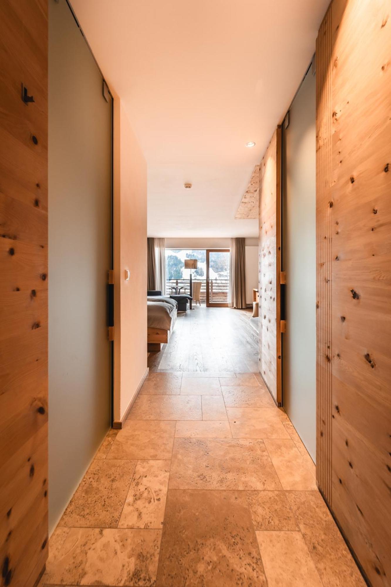 Suite - Photo 1