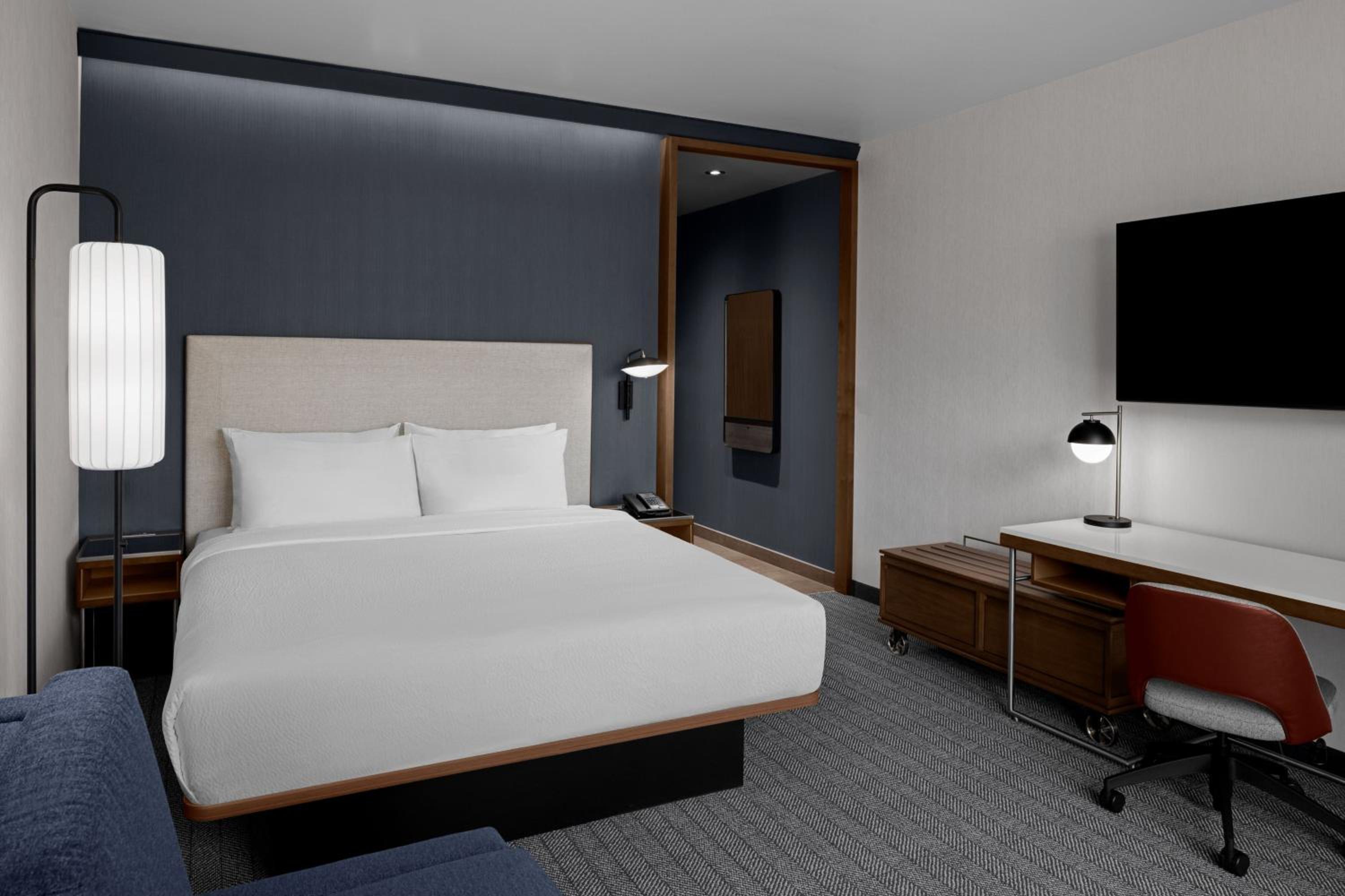 King Room with Sofa Bed and Adapted Tub - Mobility and Hearing Accessible - Photo 7