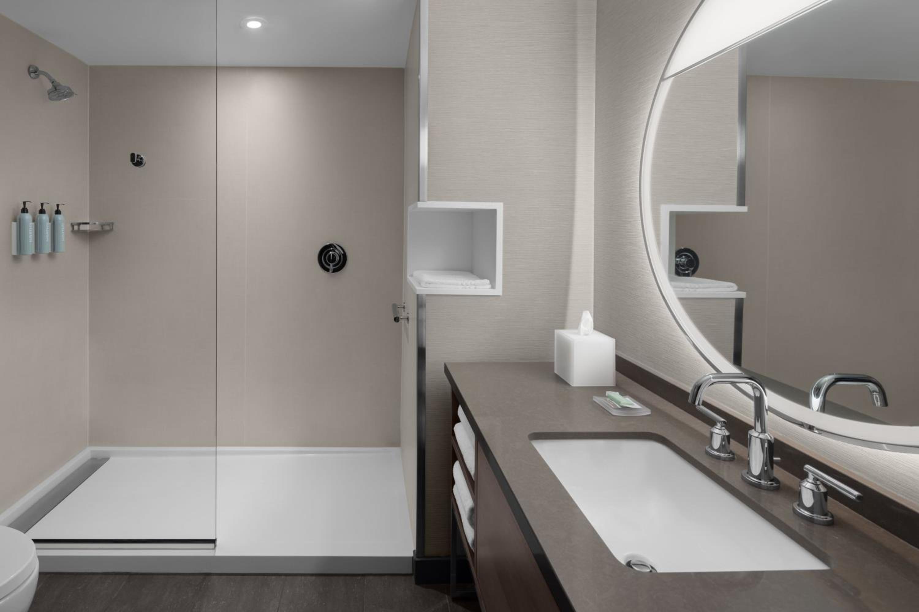 King Room with Sofa Bed and Adapted Tub - Mobility and Hearing Accessible - Photo 9