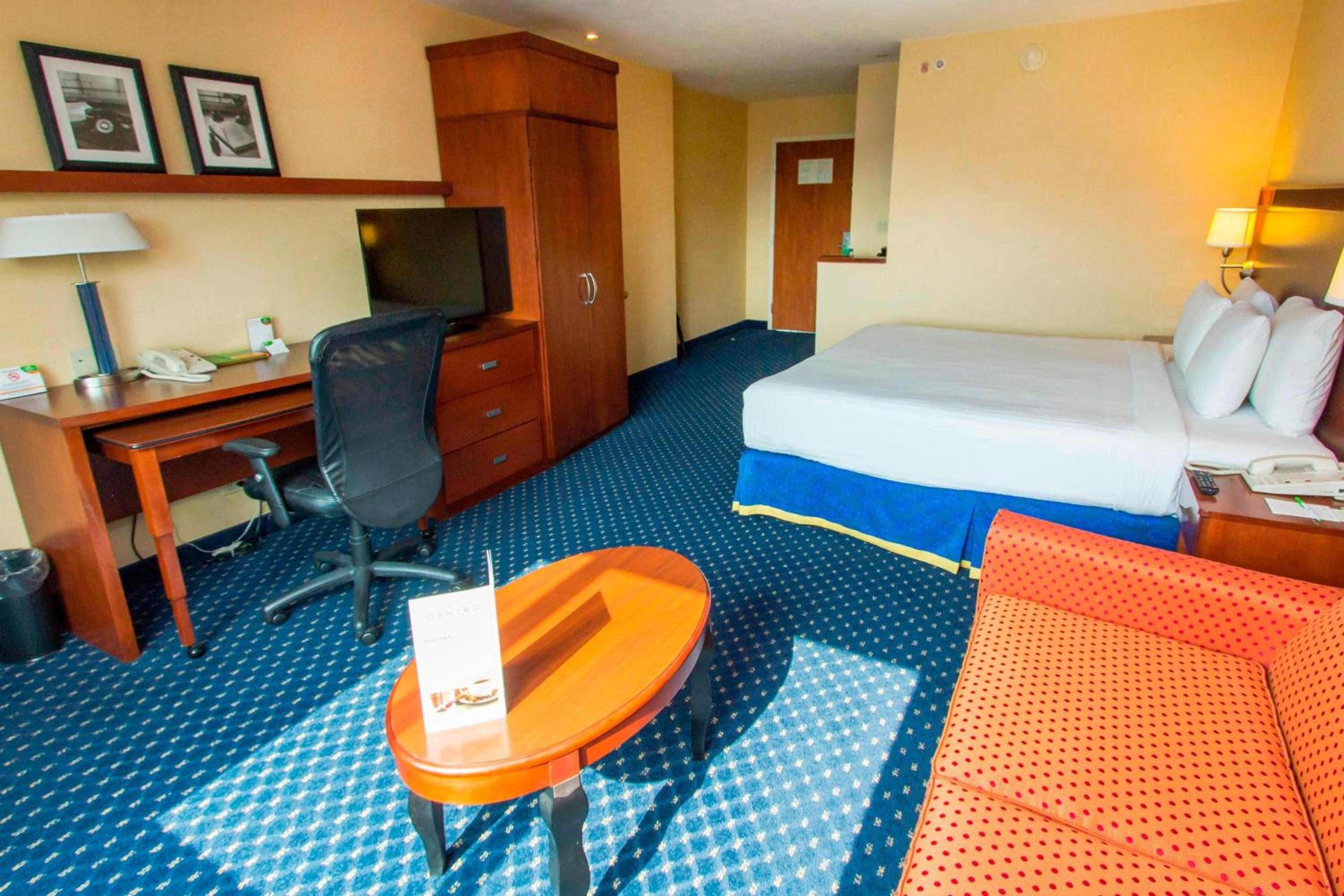 Deluxe King Room with Sofa Bed - Photo 7
