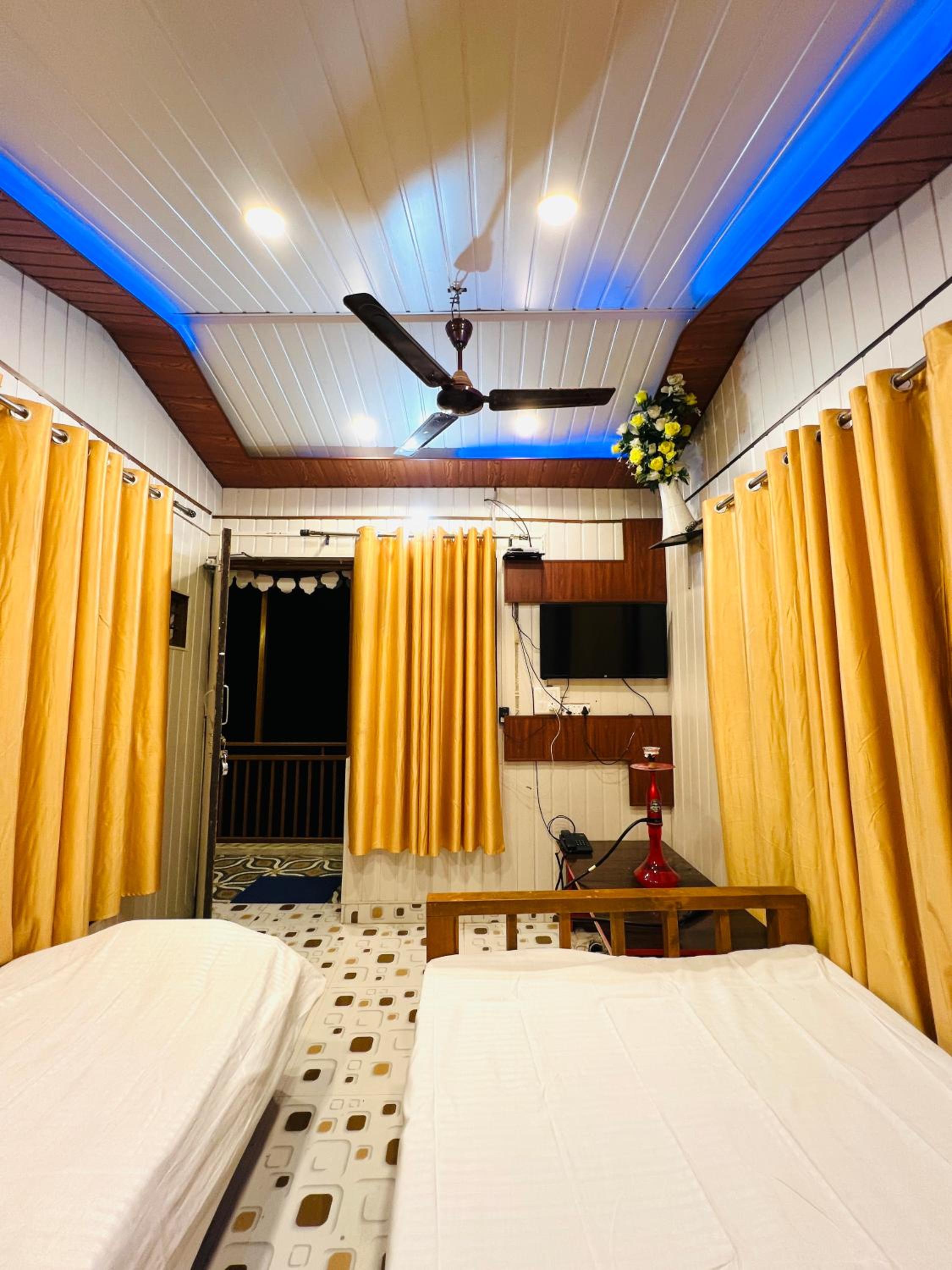 Twin Room With Mountain View photo 2