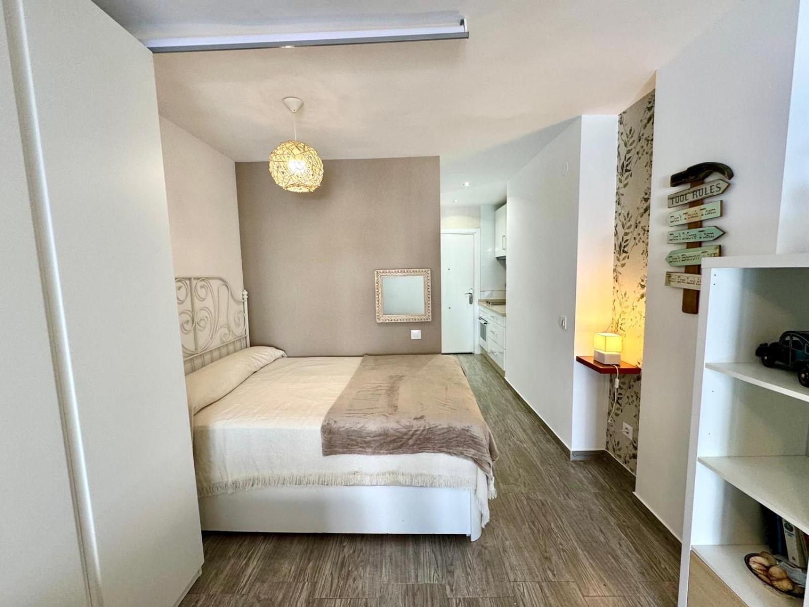 Estudio con vista al jardín
