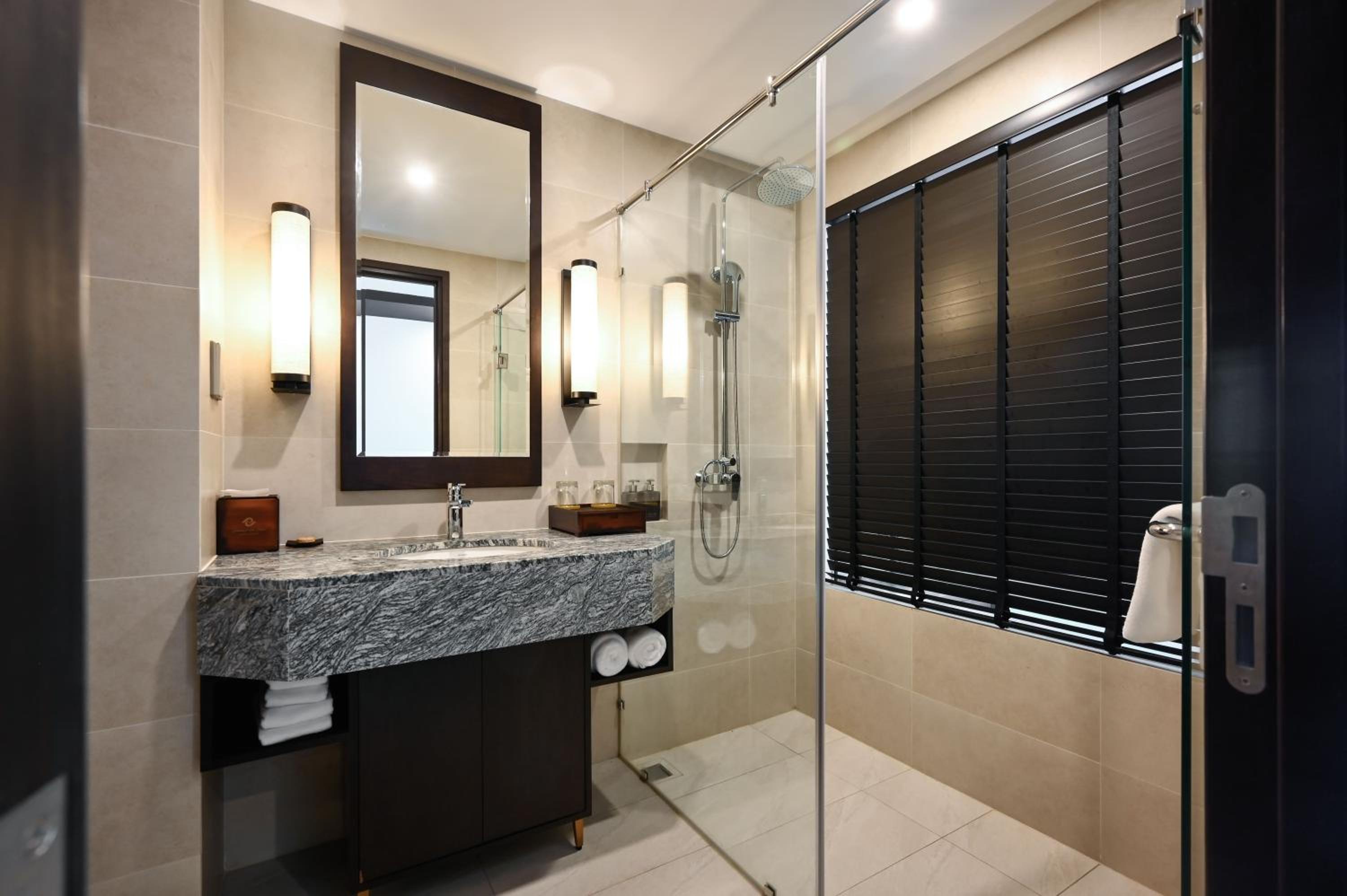 Deluxe King Room - Photo 2