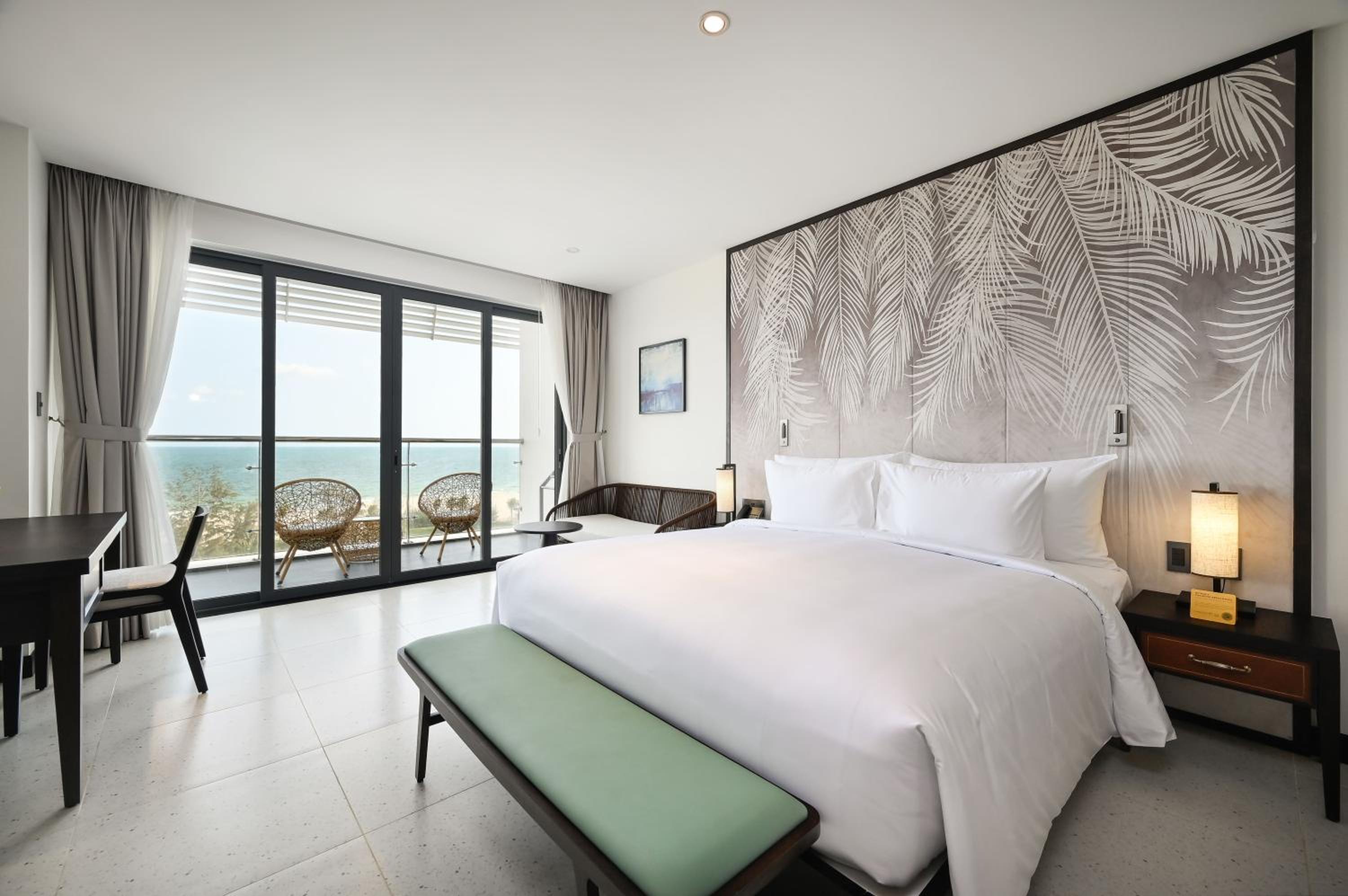 Deluxe King Room - Photo 3