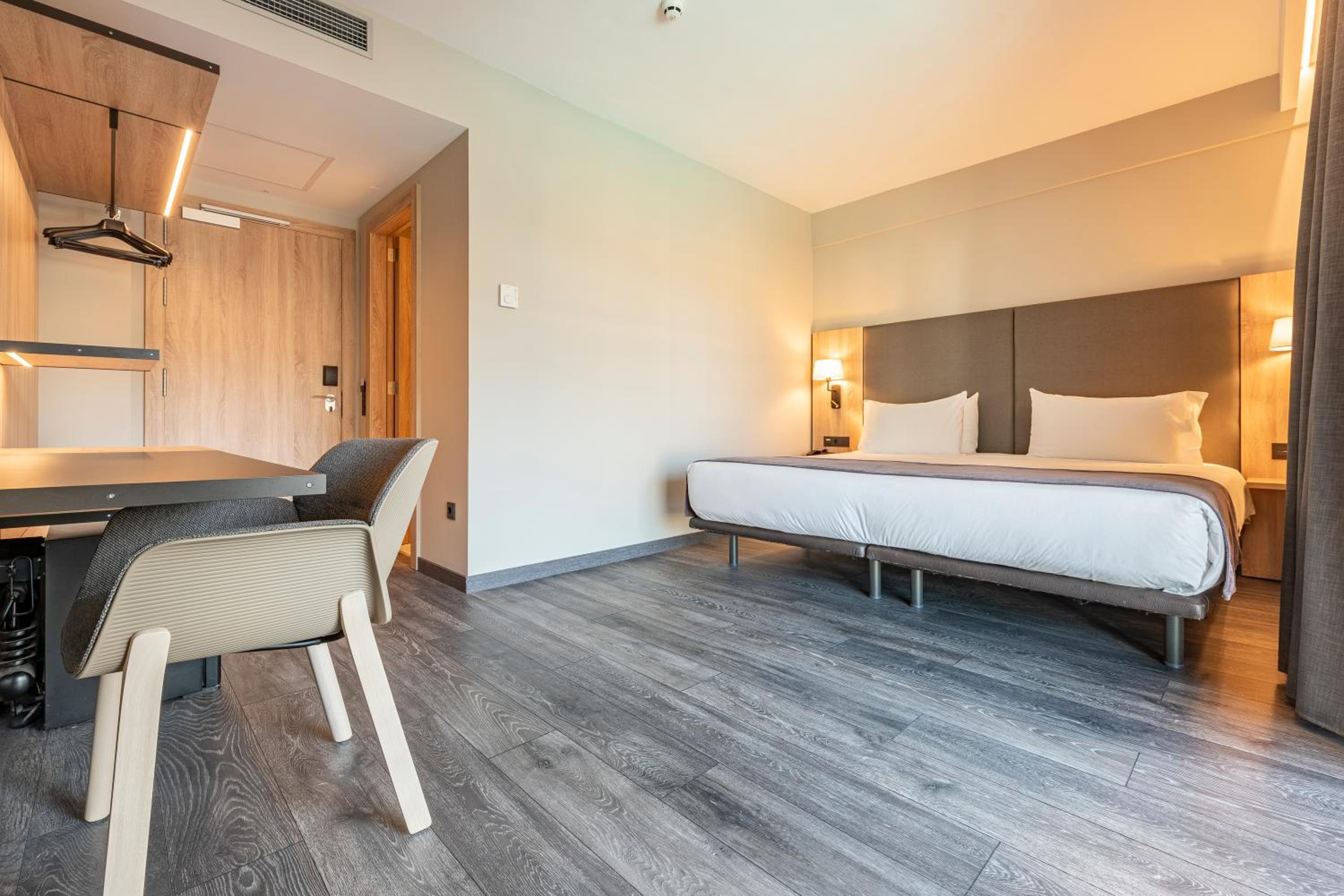 Habitación Doble con Vista a la Piscina y Terraza