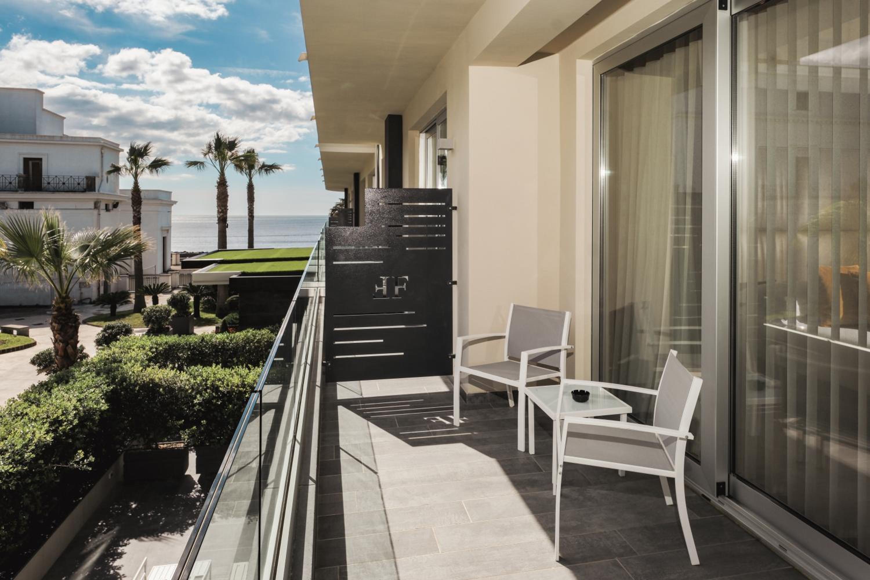 Deluxe Double or Twin Room with Lateral Sea View - Photo 7