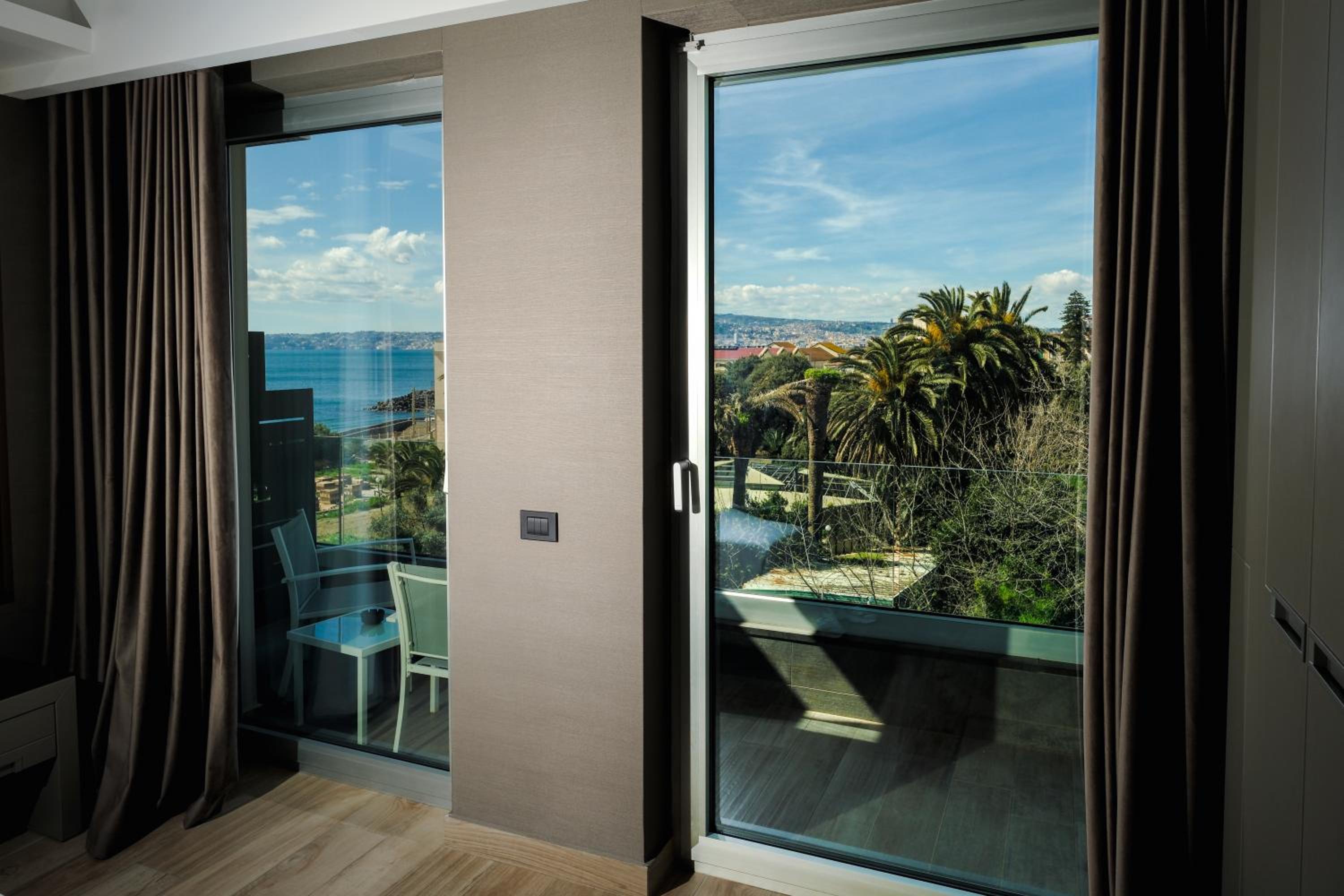 Deluxe Double or Twin Room with Lateral Sea View - Photo 5