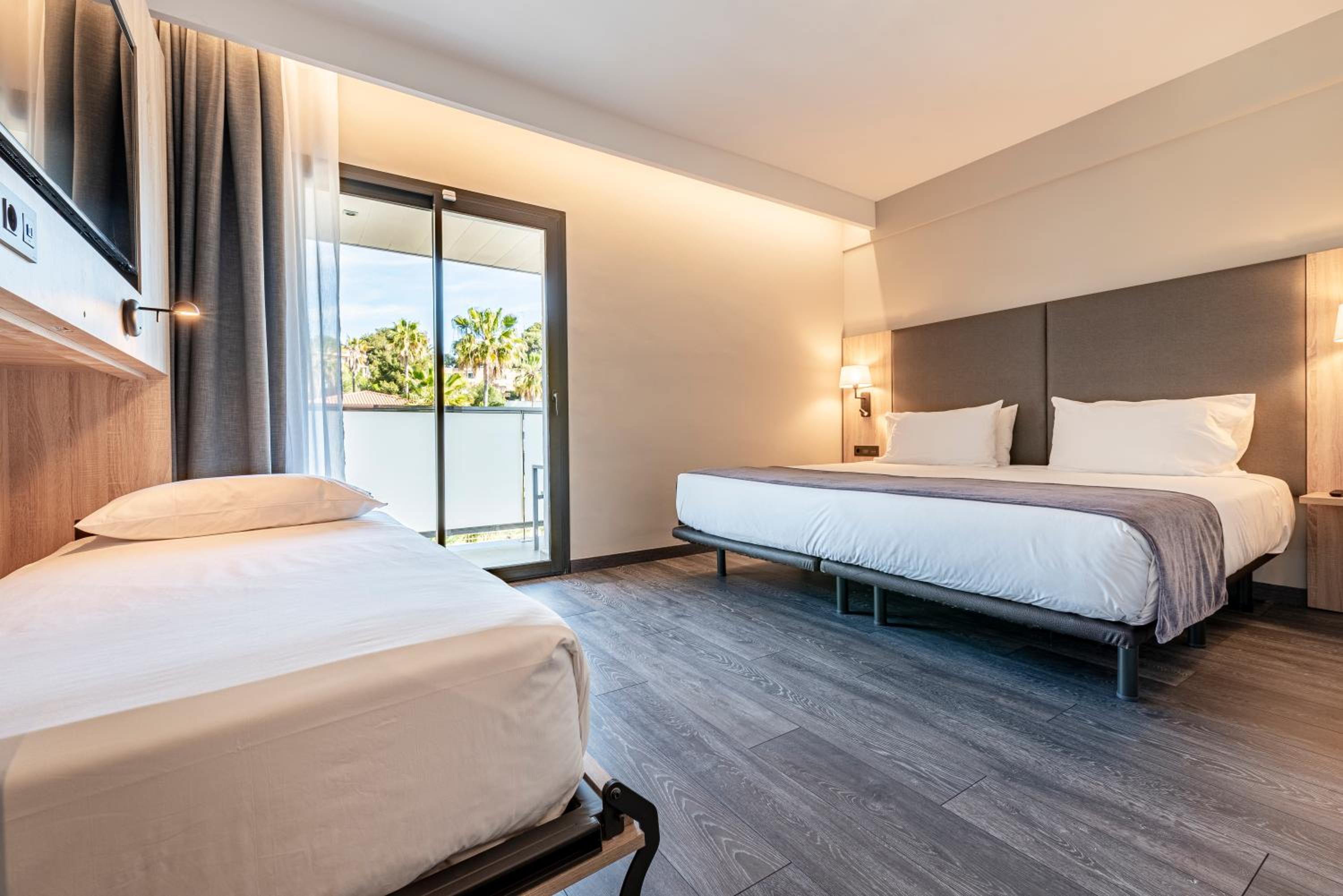 Habitación Doble con Balcón (2 adultos + 1 niño)