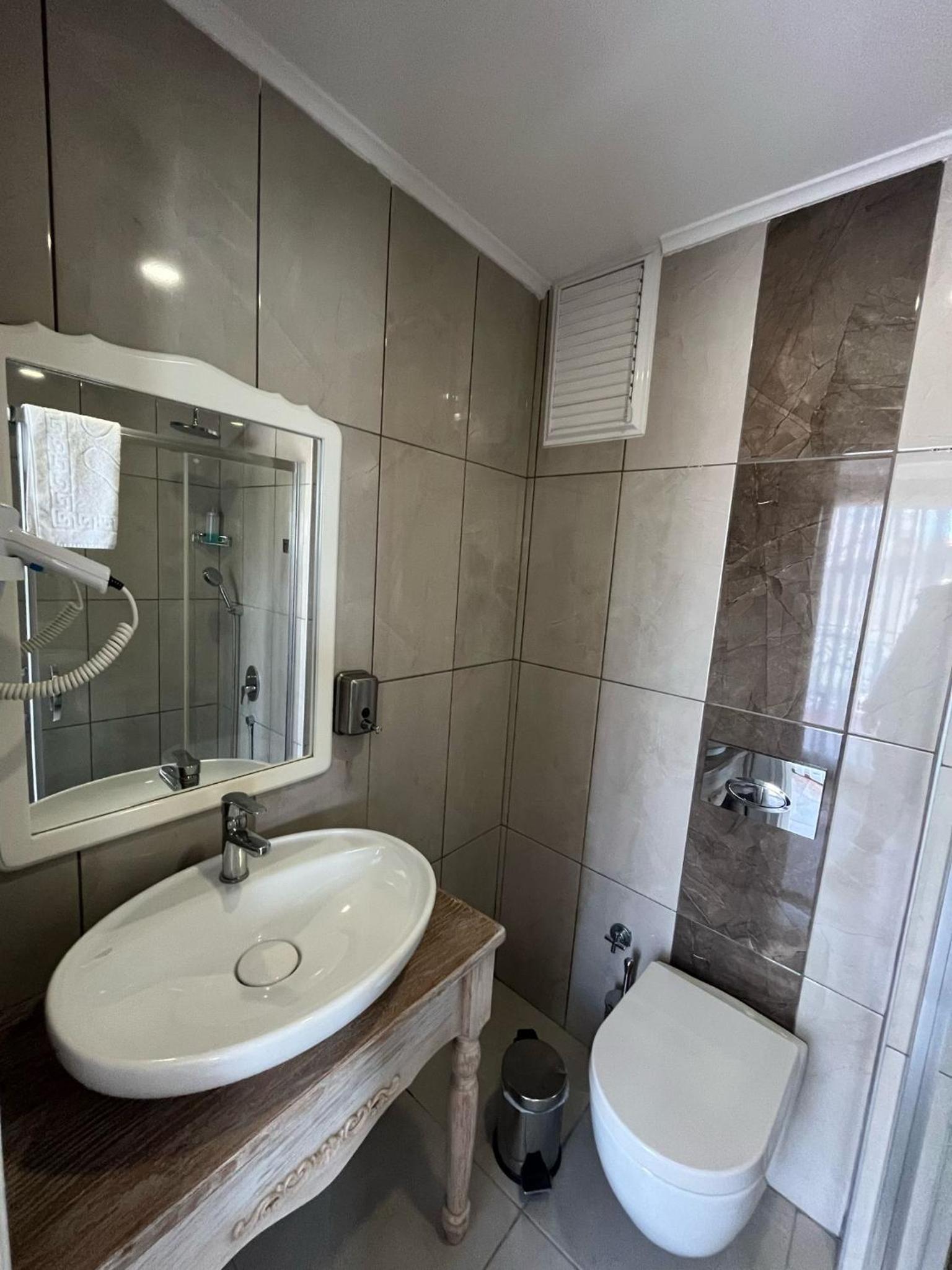 Deluxe Double Room with Balcony and Sea View - Photo 11