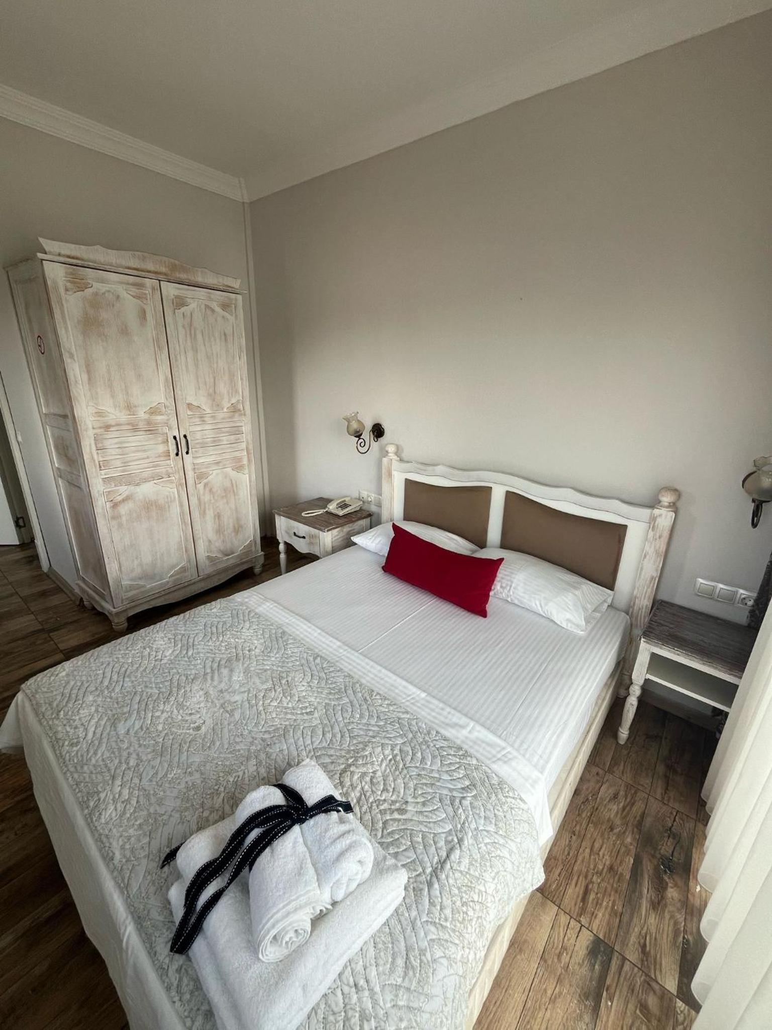 Deluxe Double Room with Balcony and Sea View - Photo 14