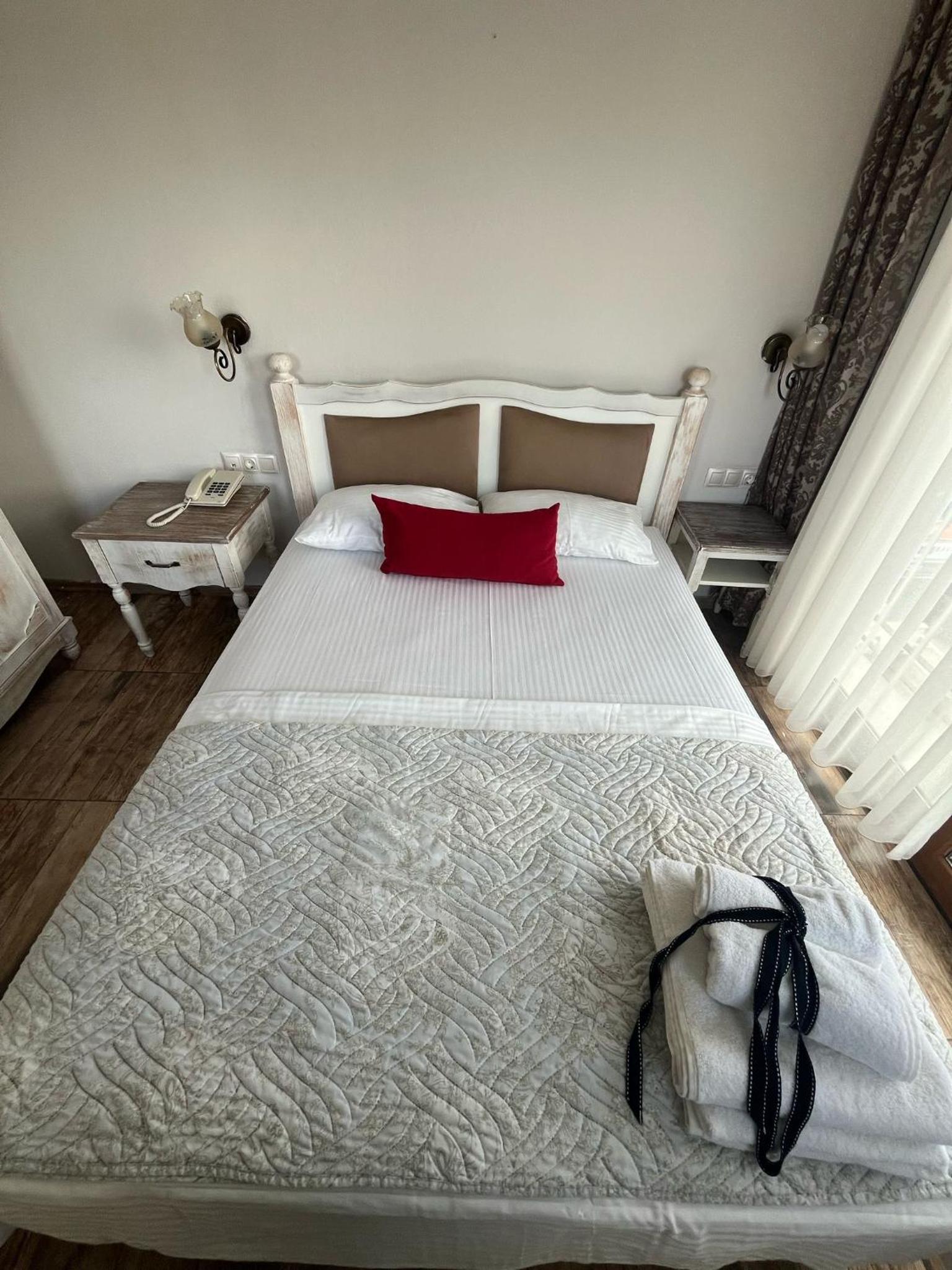 Deluxe Double Room with Balcony and Sea View - Photo 12