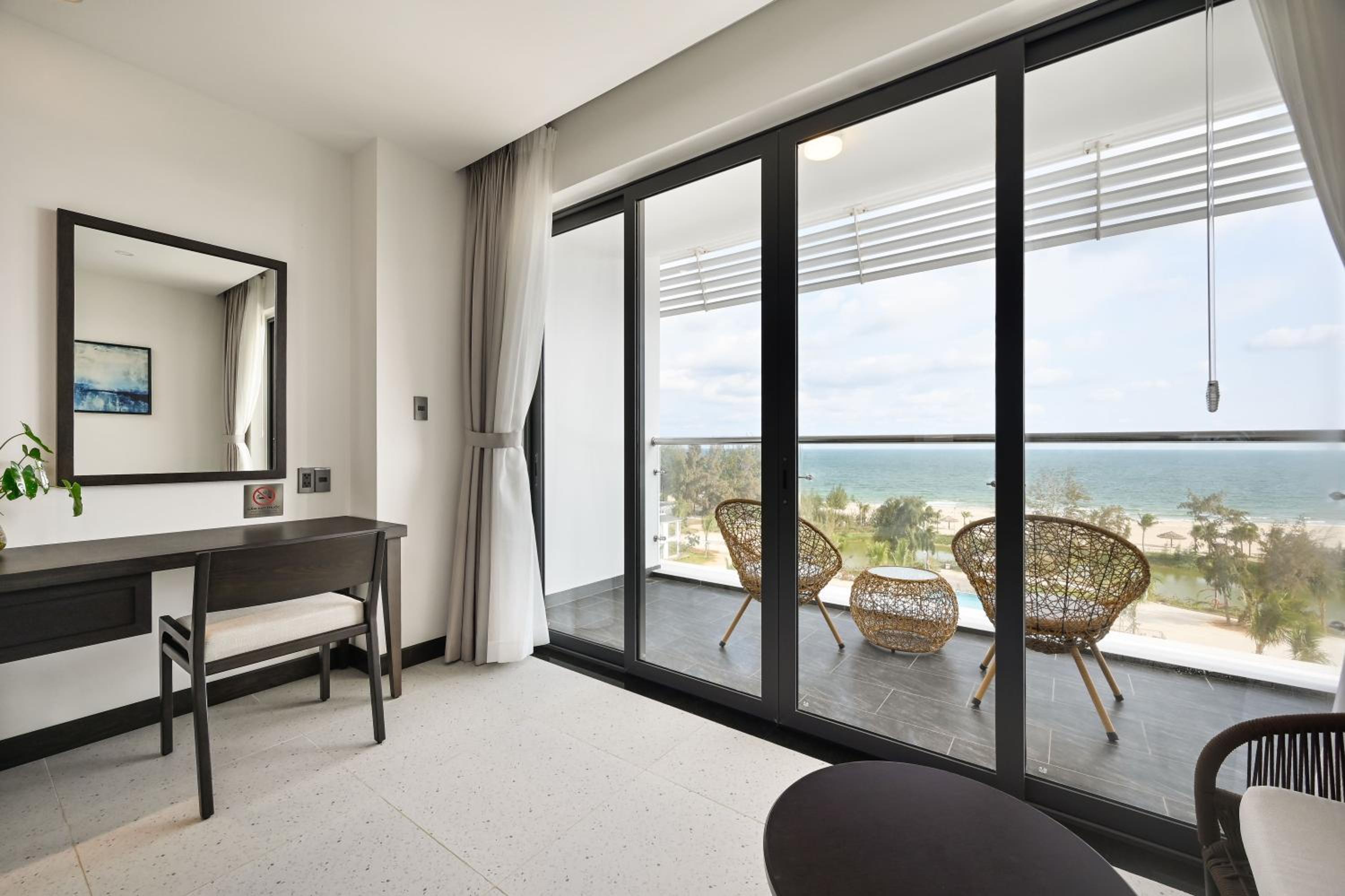 Deluxe Twin Room with Sea View - Photo 3