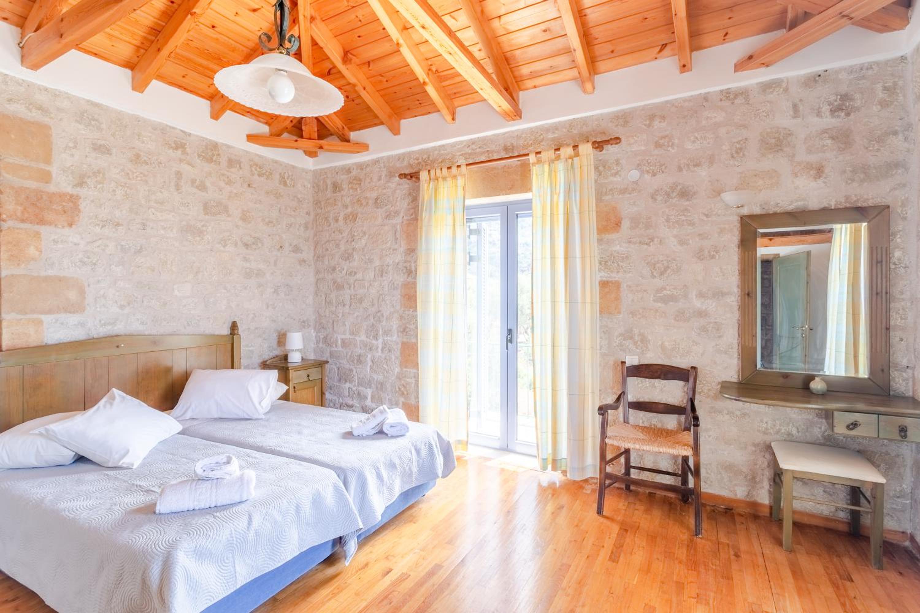 One-Bedroom Stone Maisonette photo 2