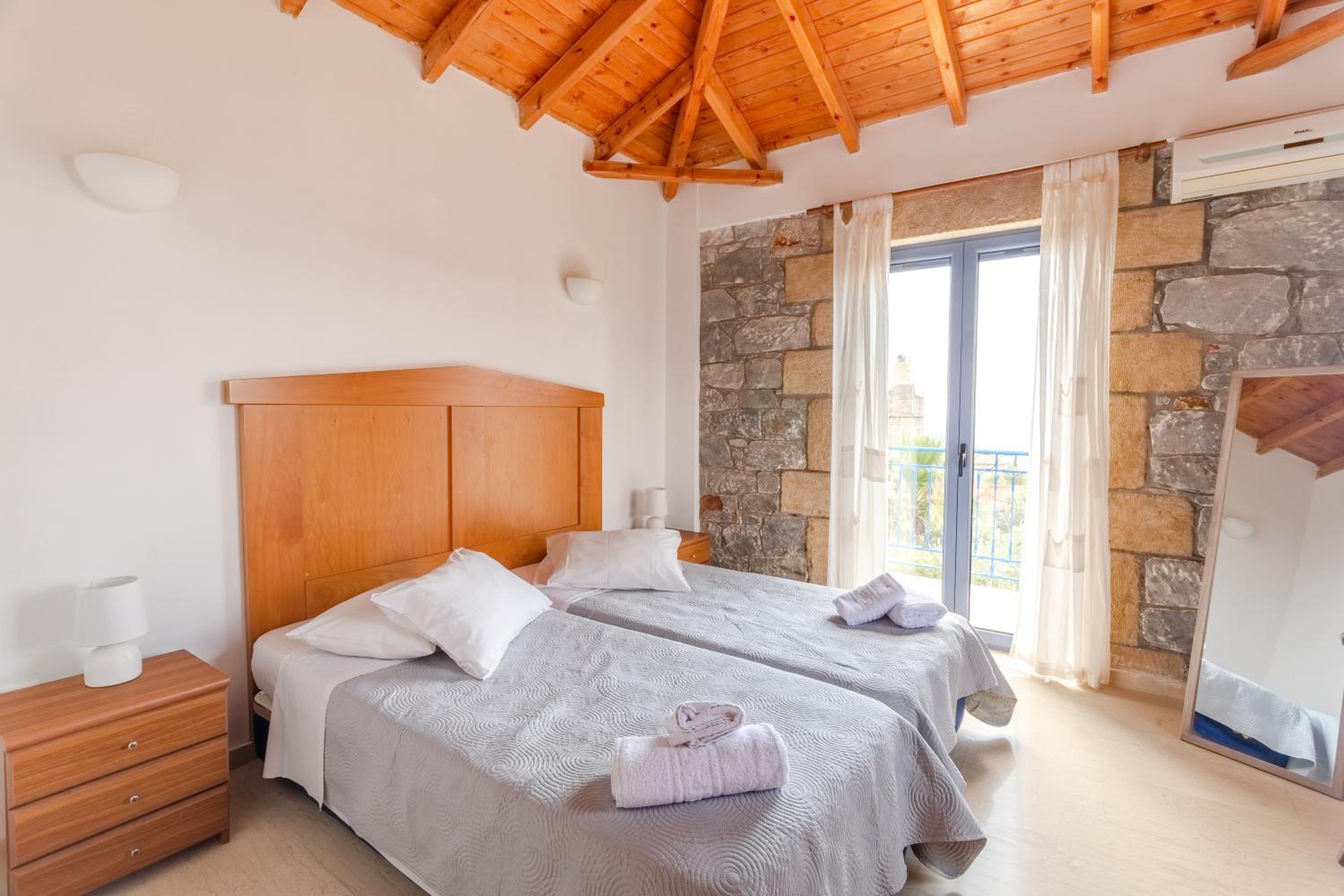 One-Bedroom Stone Maisonette photo 3