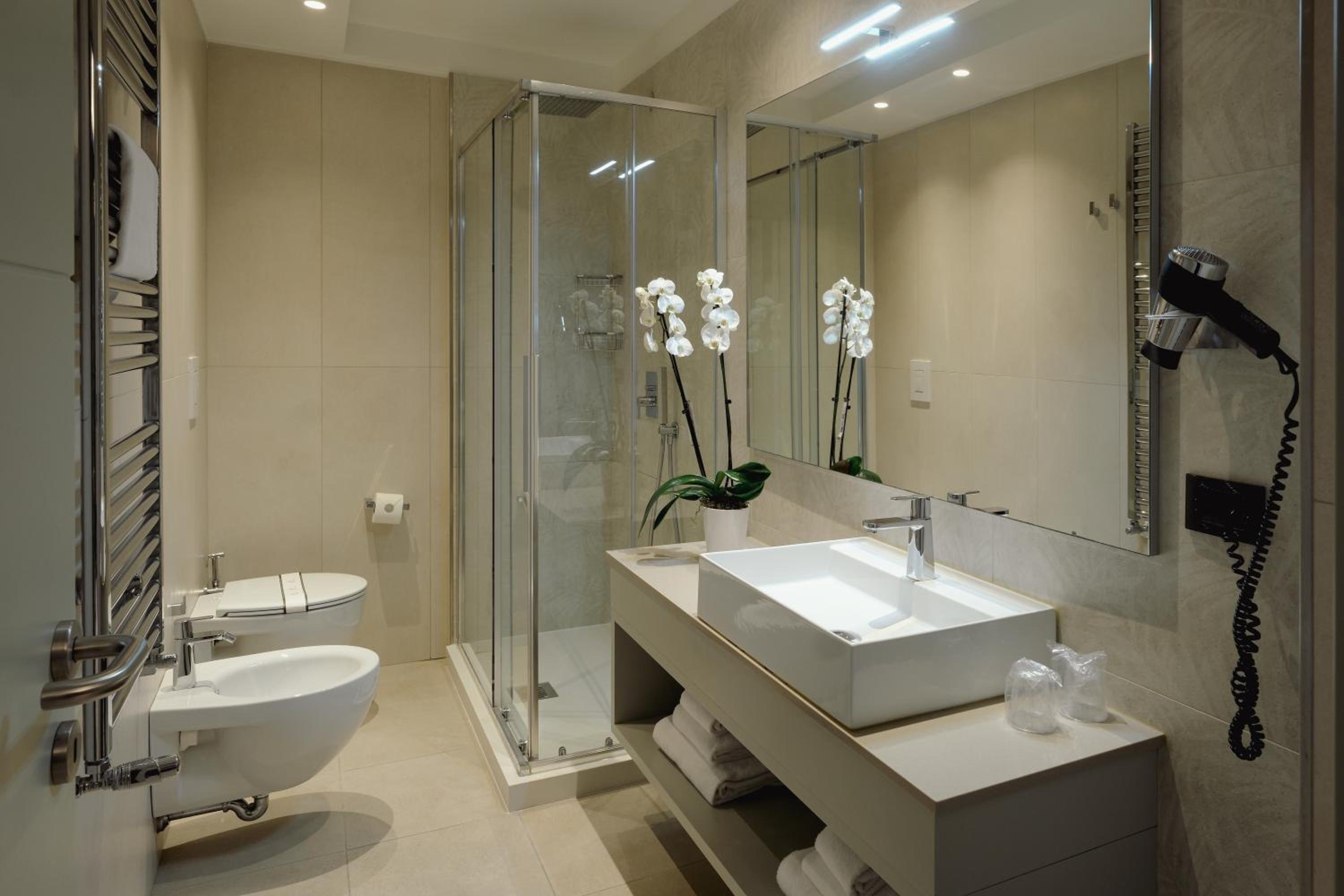 Deluxe Double Room with Lateral Sea View - Photo 4