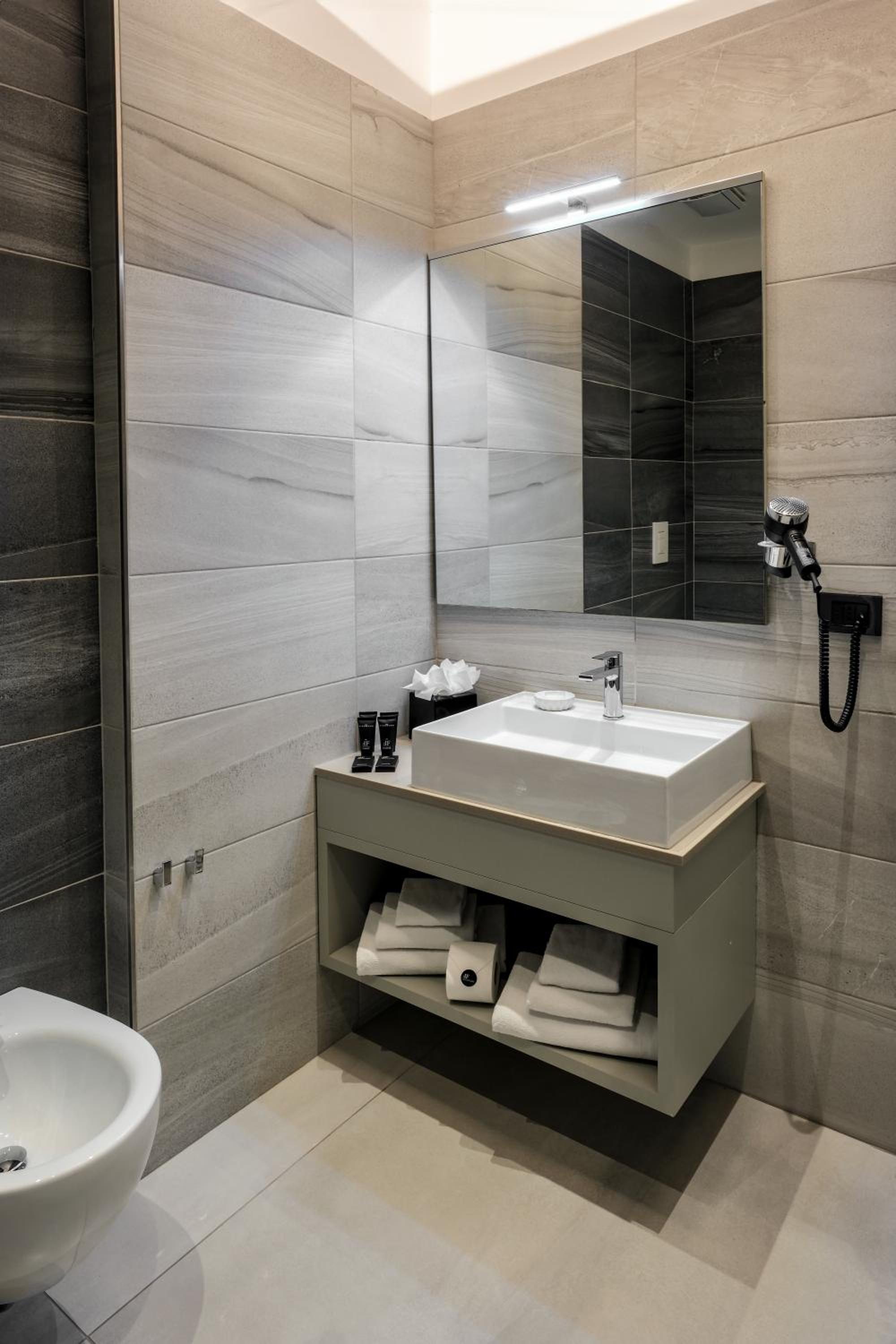 Standard Double Room - Photo 7