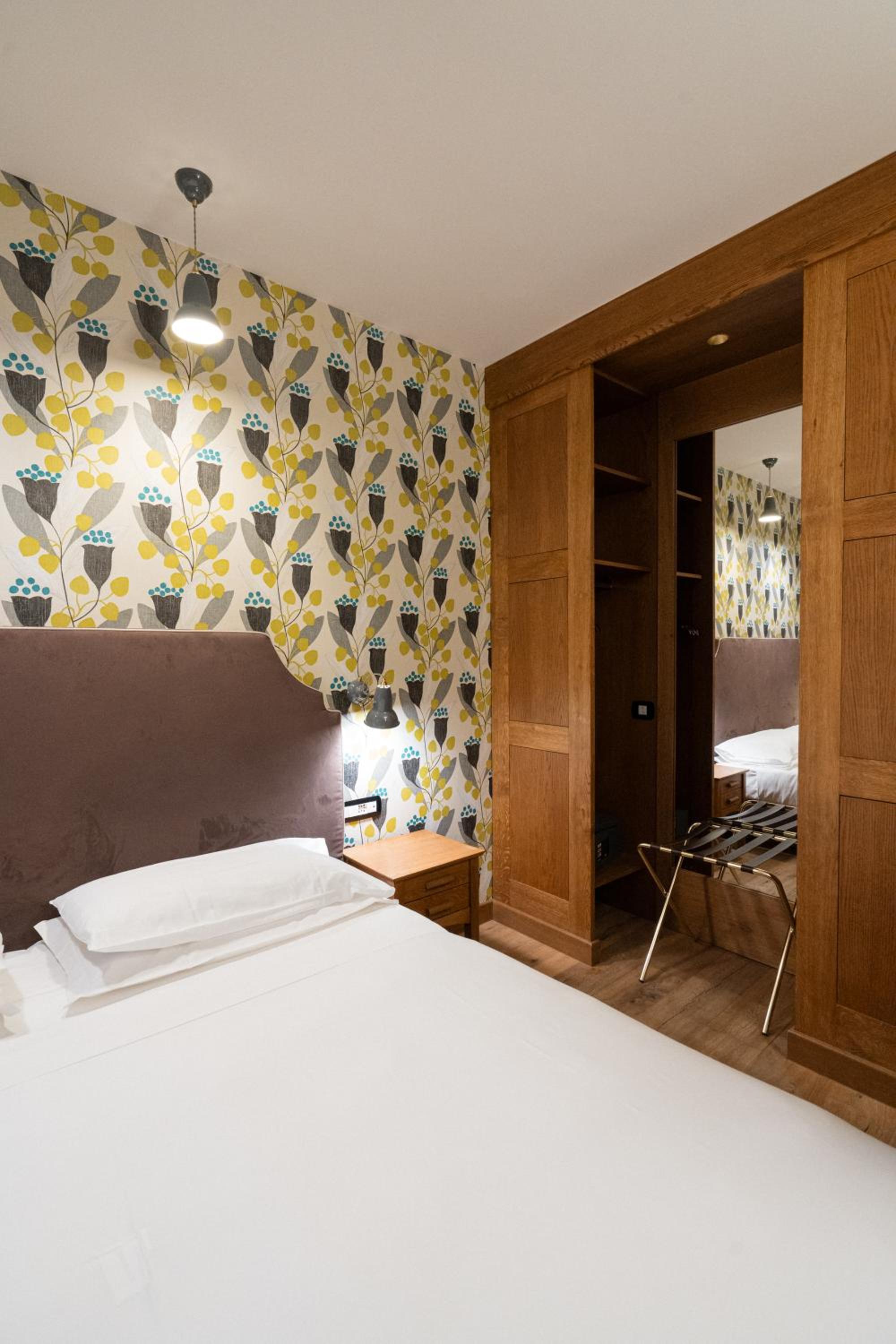 Double or Twin Room with City View - Photo 20