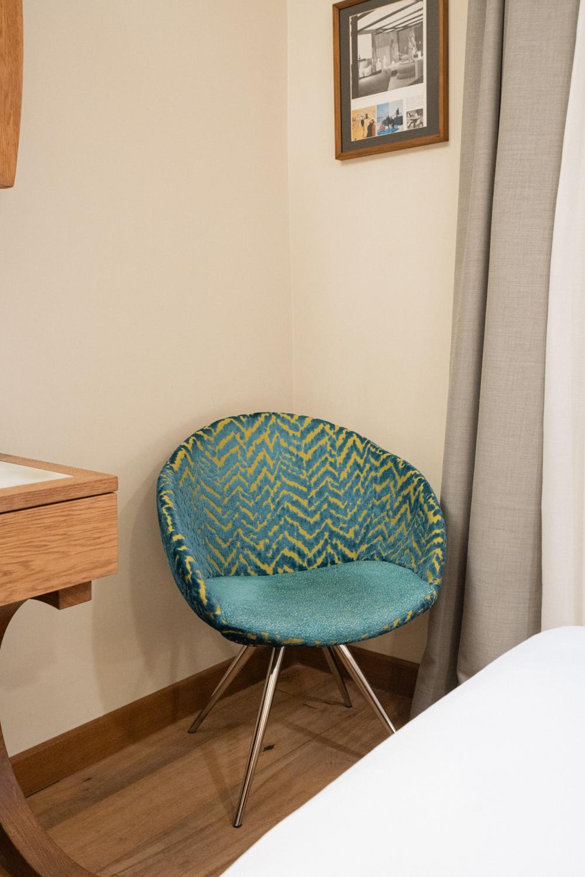 Double or Twin Room with City View - Photo 19