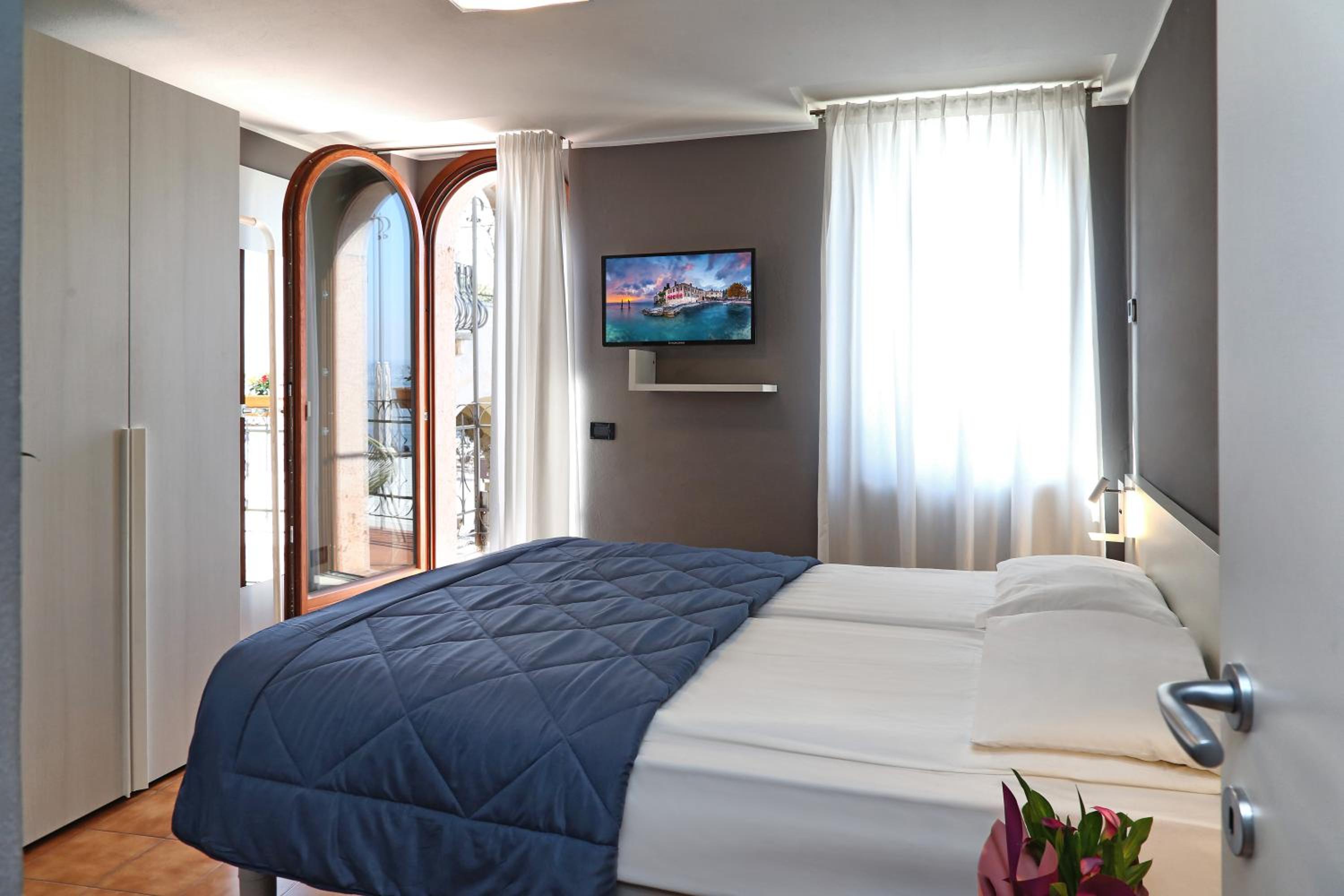 Deluxe Double or Twin Room with Balcony and Lake View photo 1