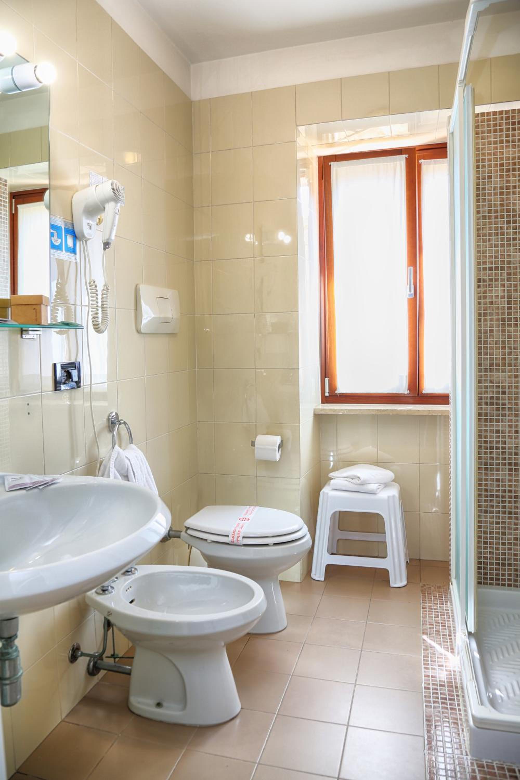 Deluxe Double or Twin Room with Balcony and Lake View photo 2