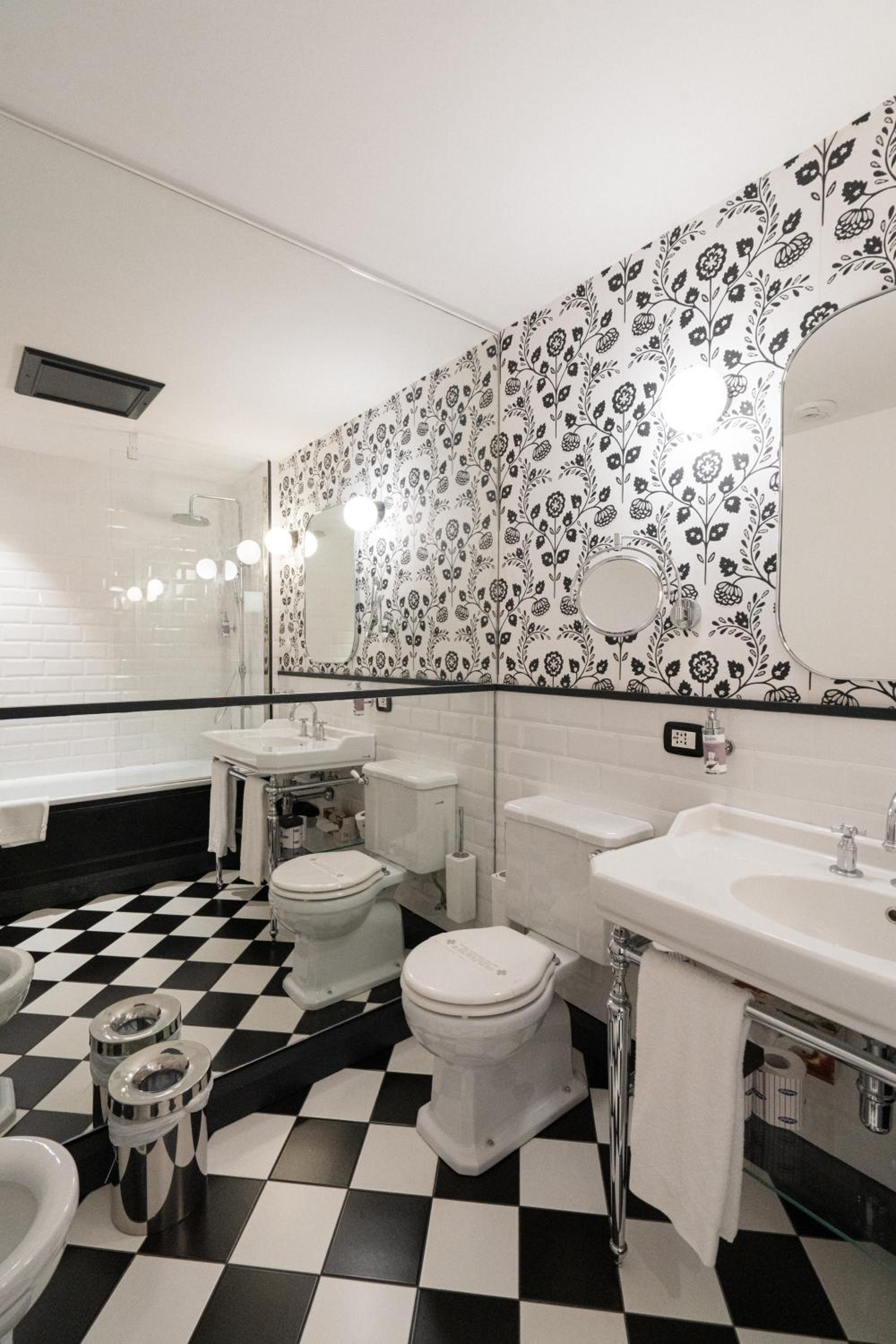 Double or Twin Room with City View - Photo 33