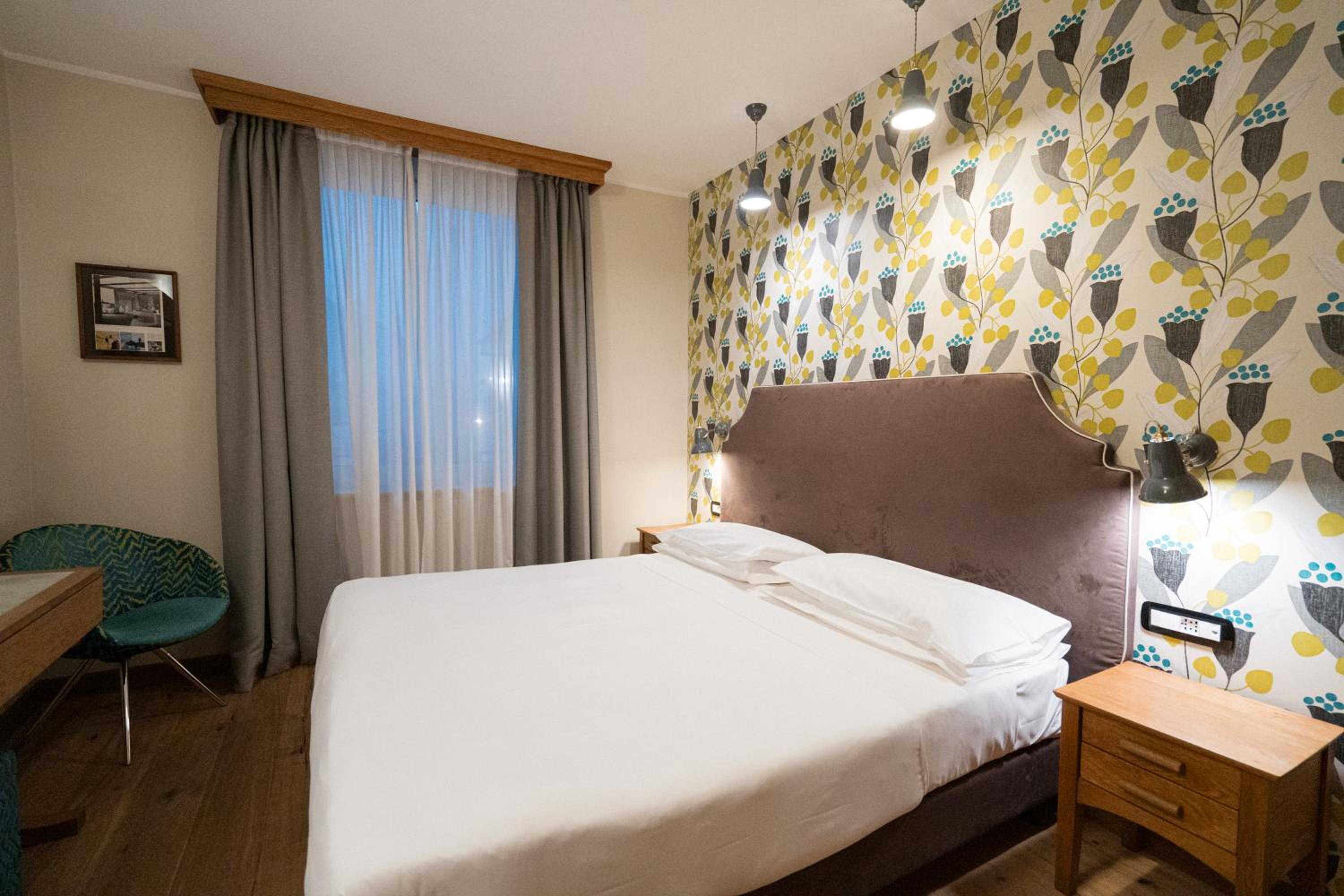 Double or Twin Room with City View - Photo 35