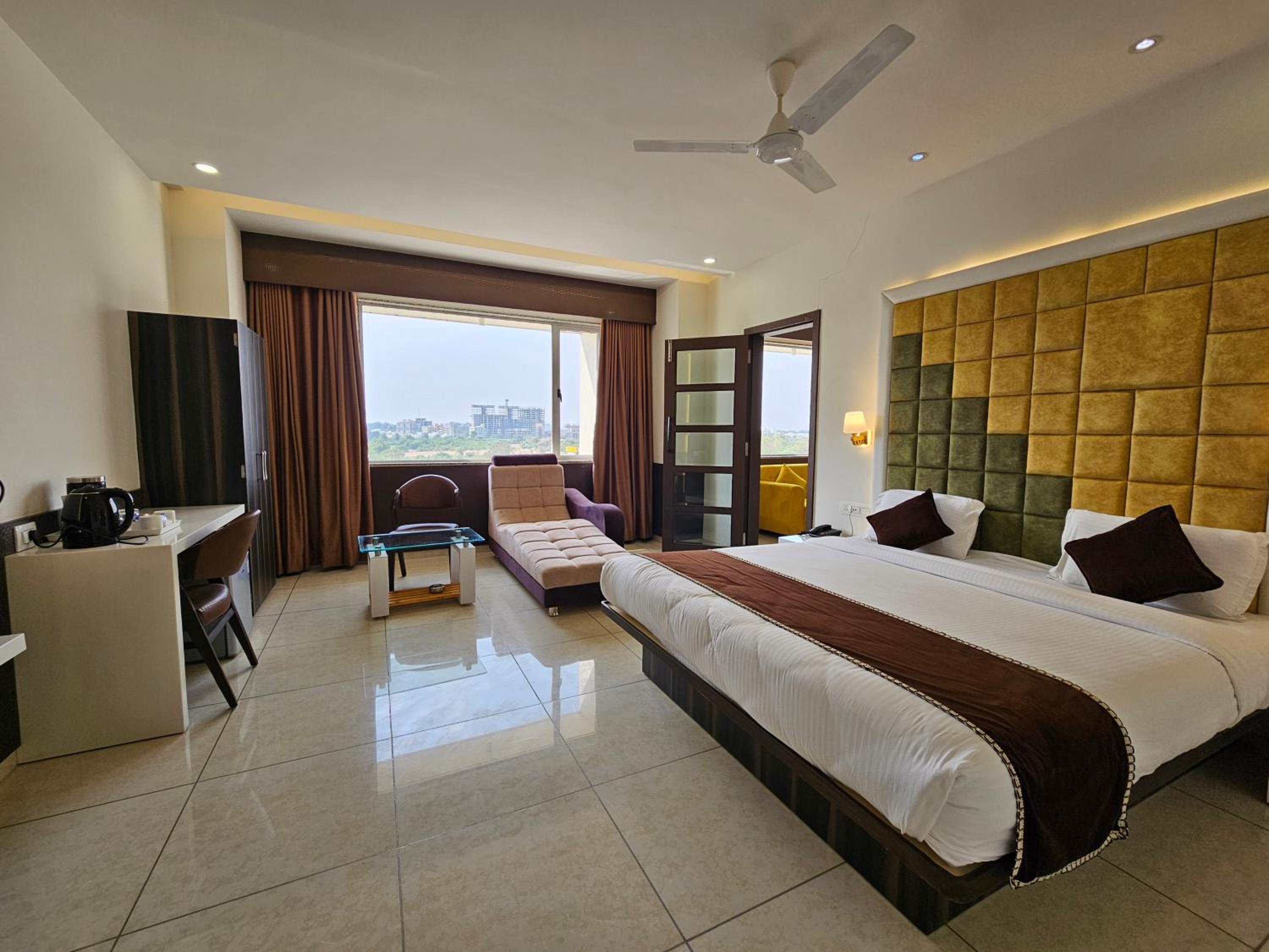 Deluxe Queen Suite photo 1