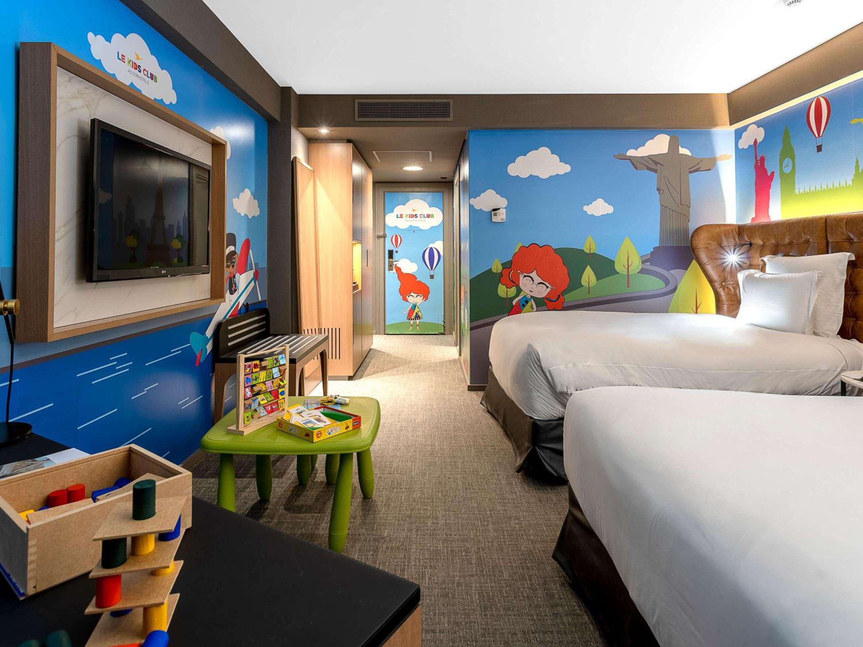 Family Suite with One King and Two Single Beds thumbnail 6