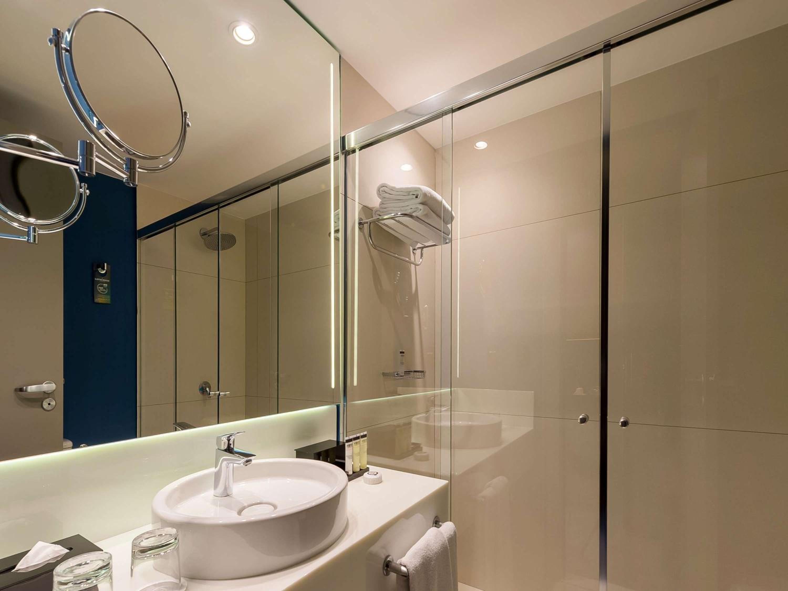 Family Suite with One King and Two Single Beds thumbnail 5