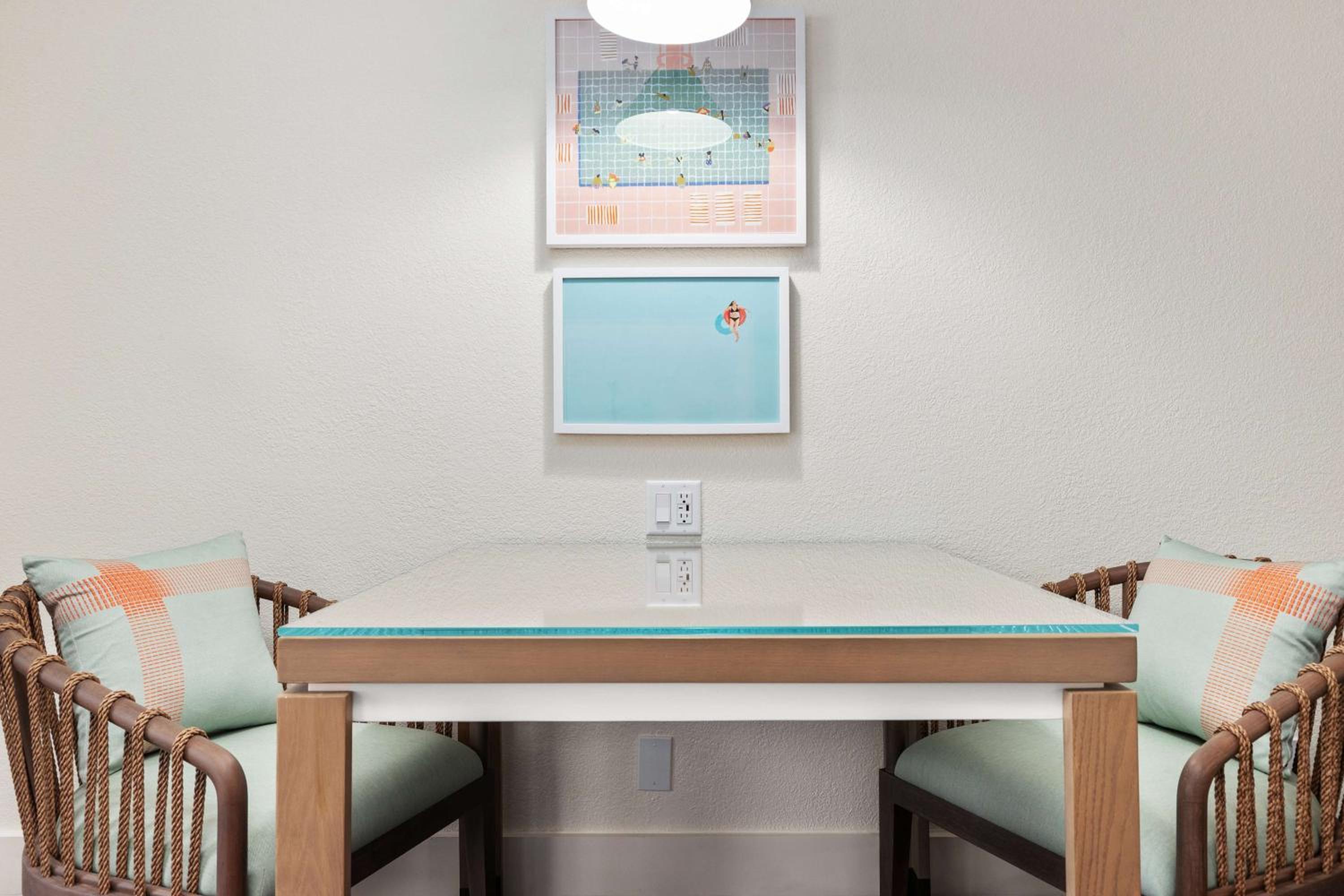 Queen Room with Alcove - Pool Side Lanai - Photo 4