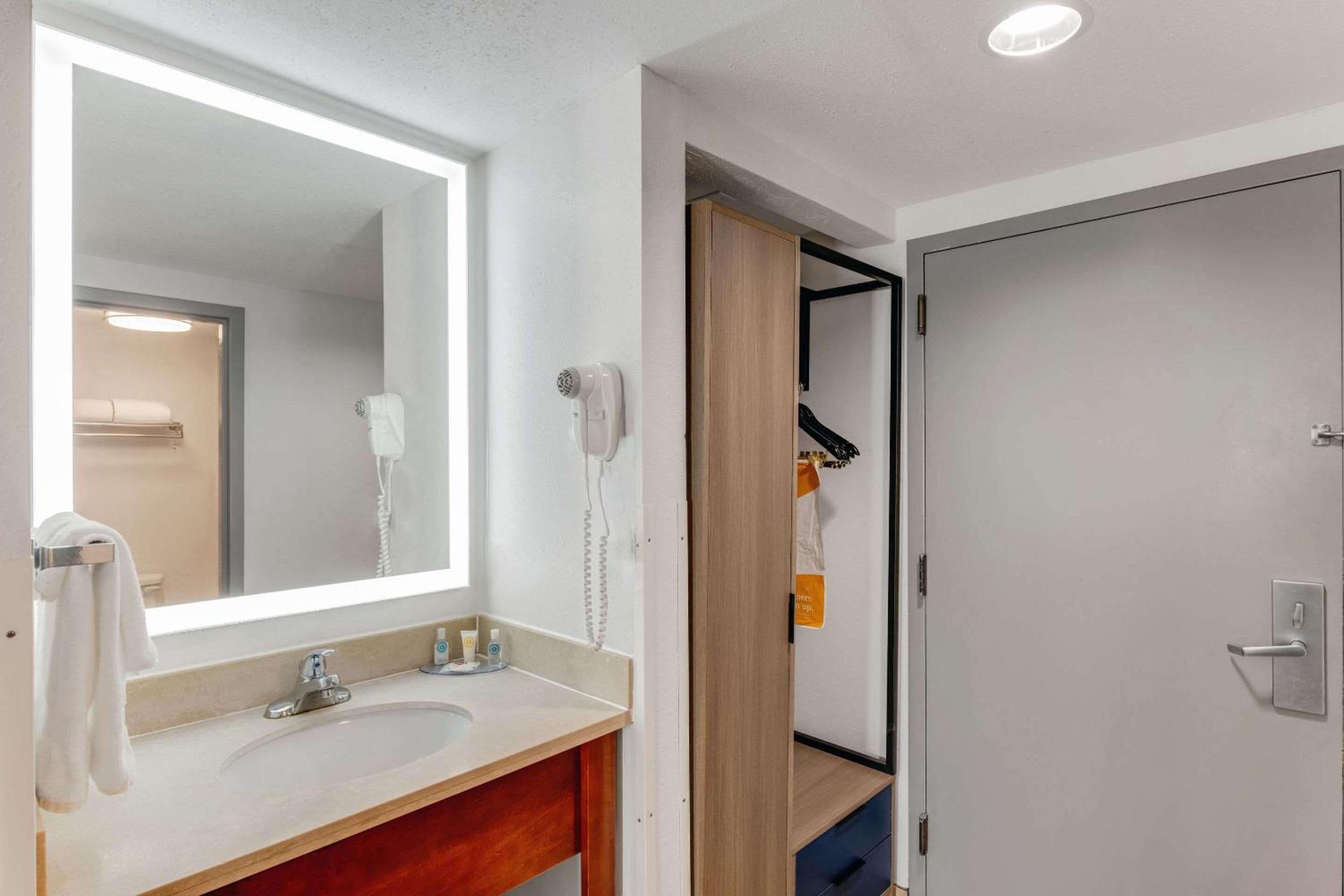 King Room - Non-Smoking - Photo 2
