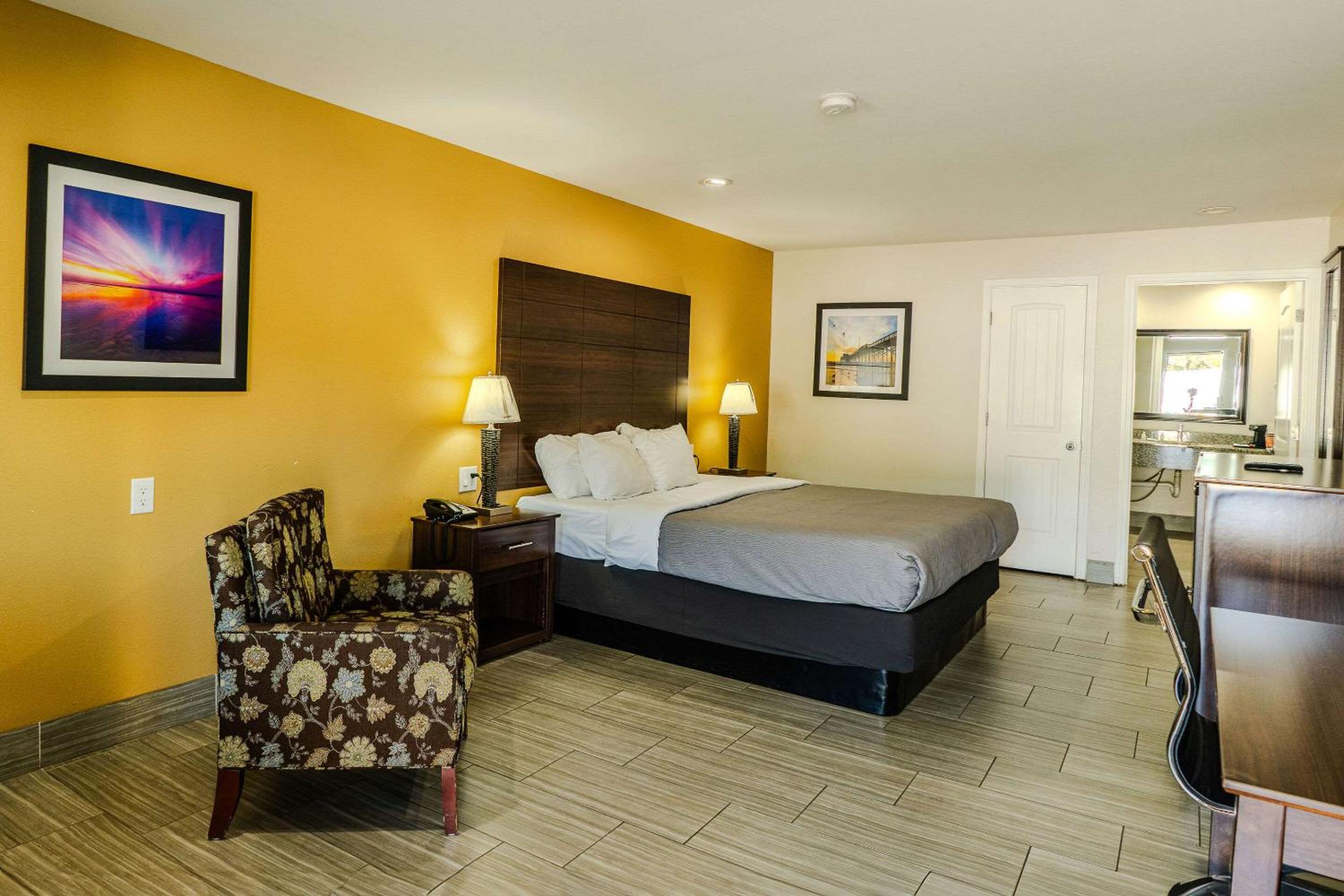 King Room - Non-Smoking - Photo 6