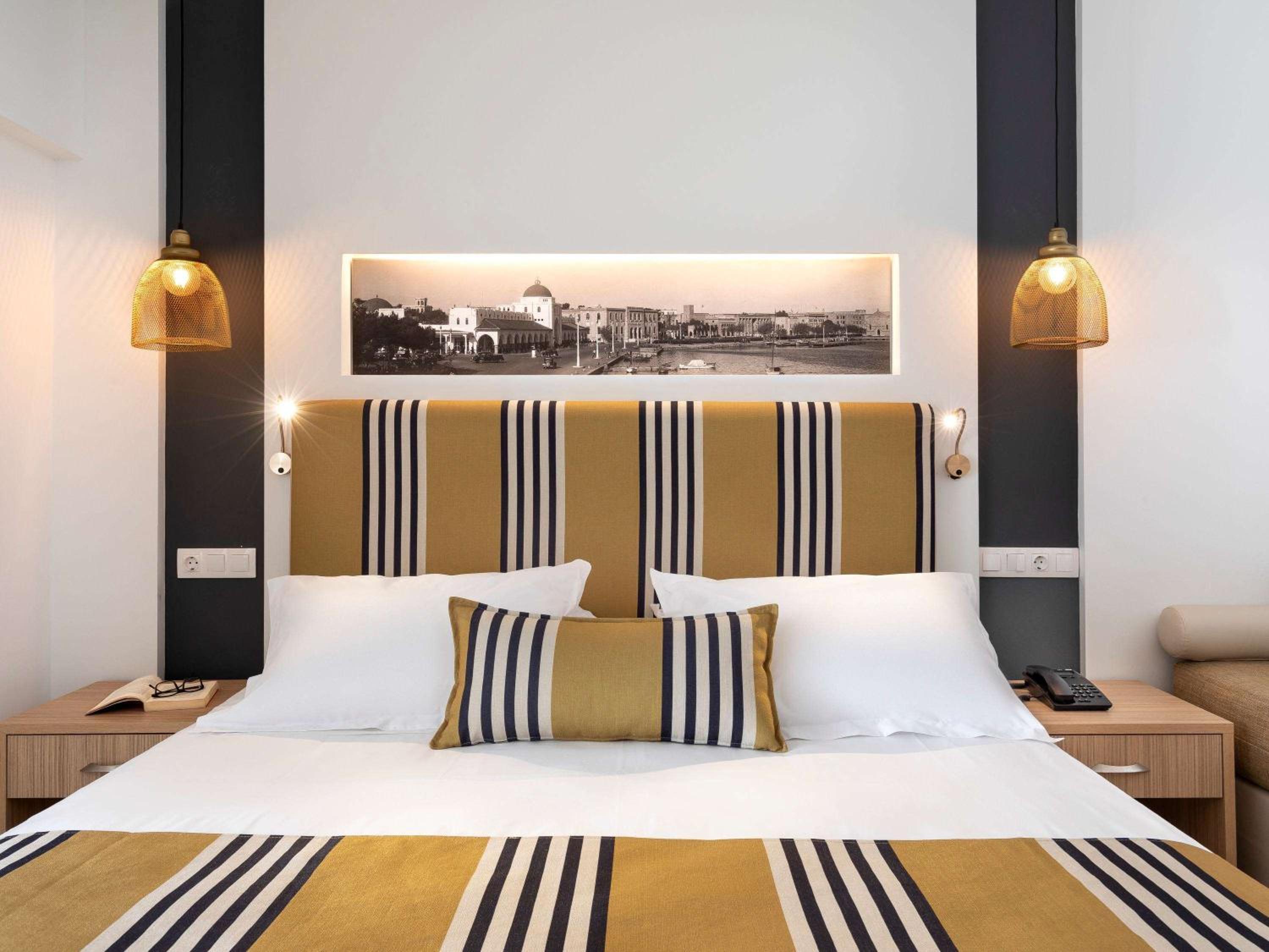 Junior Suite with 1 Kingsize bed, single Sofa bed and terrace with private pool  - Photo 6