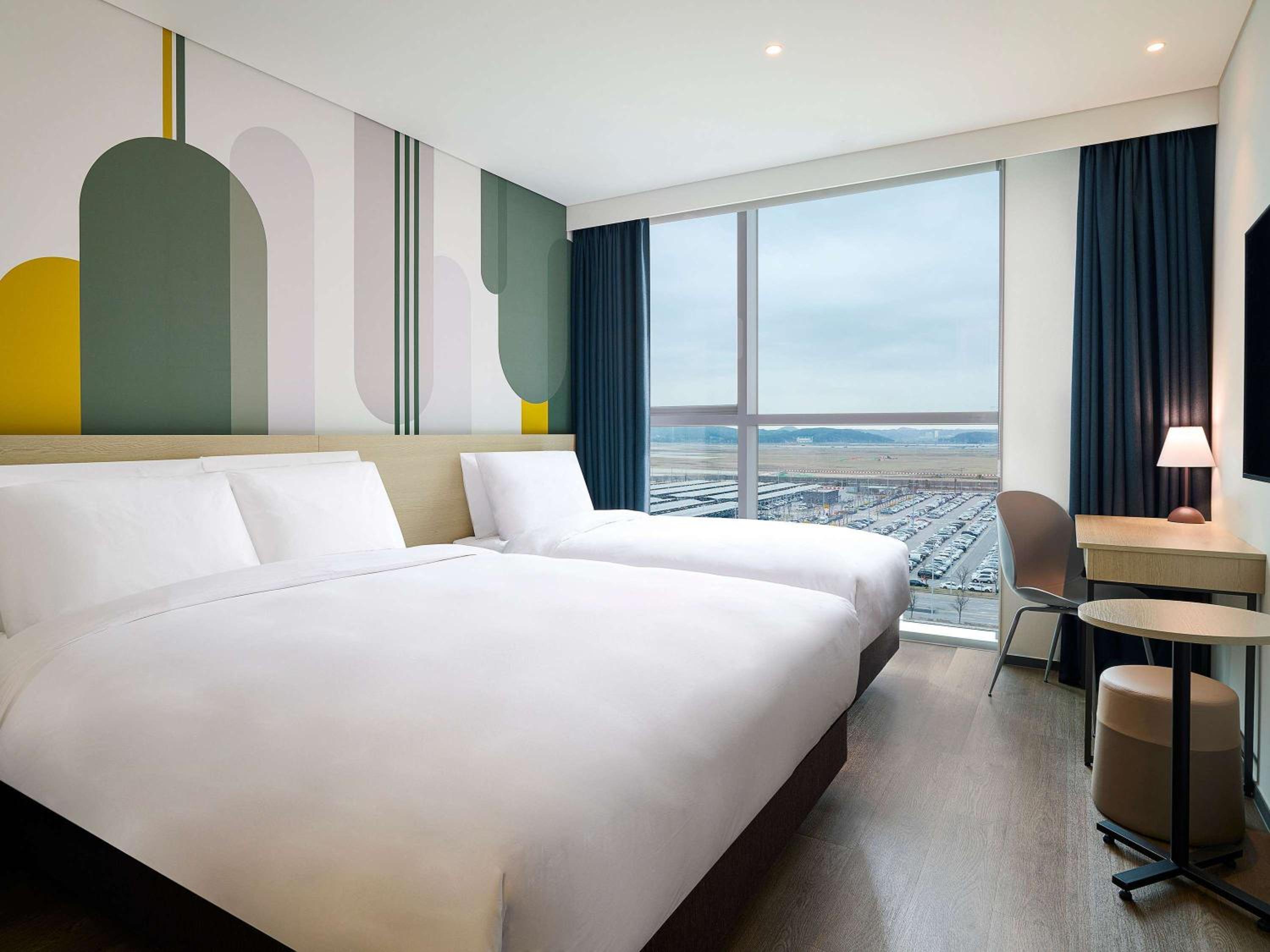 Superior Room with One Double Bed and One Single Bed - Photo 2