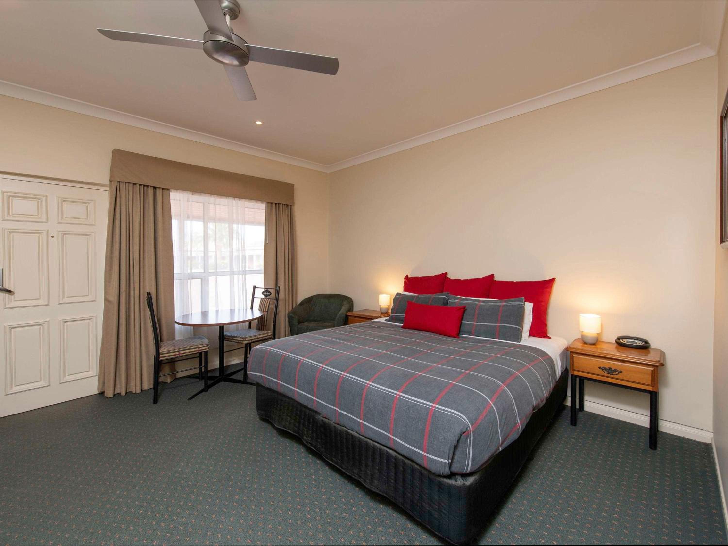 Executive Room with One King Bed and One Single Bed - Photo 2