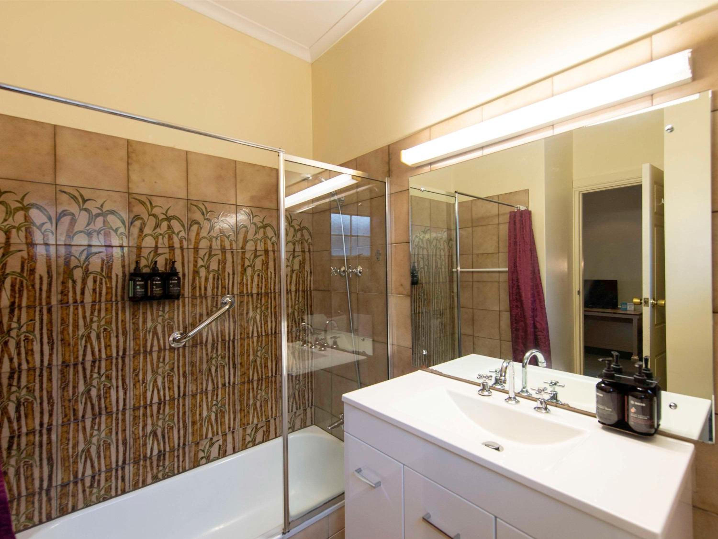 Standard Suite with One King Bed and Two Single Beds - Photo 4