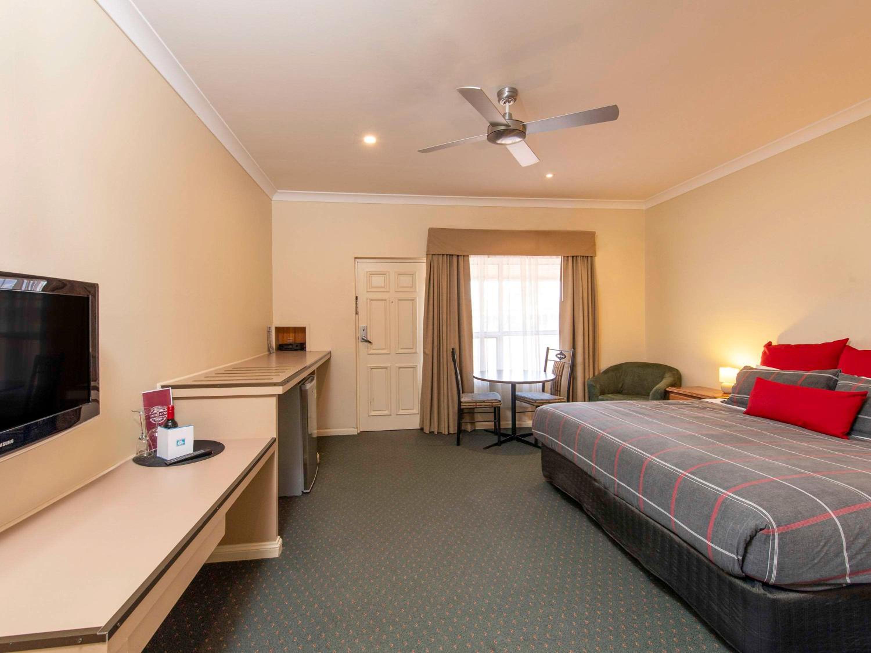 Executive Room with One King Bed and One Single Bed - Photo 3