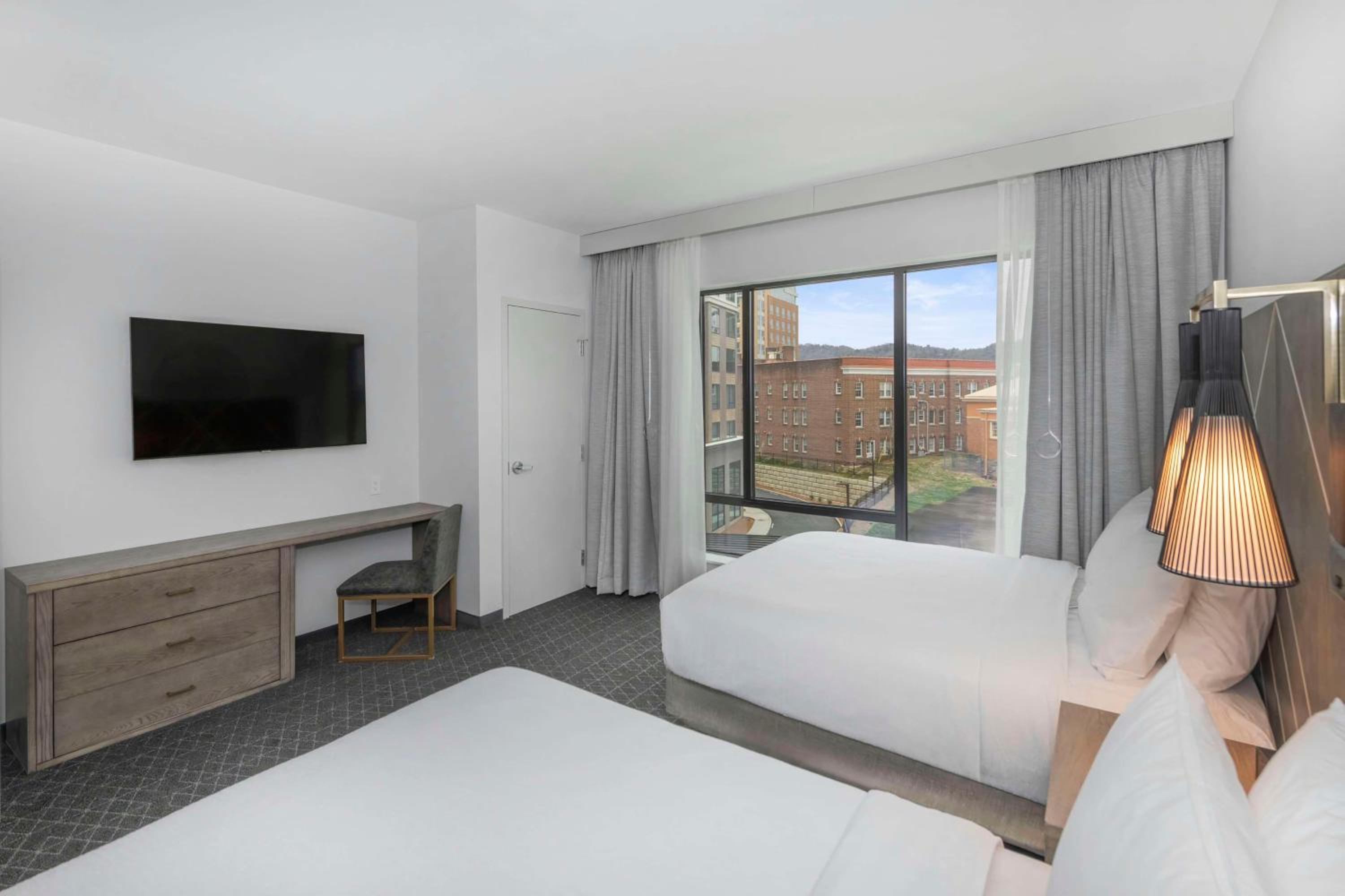 Two-Room Queen Suite with Two Queen Beds - Photo 8