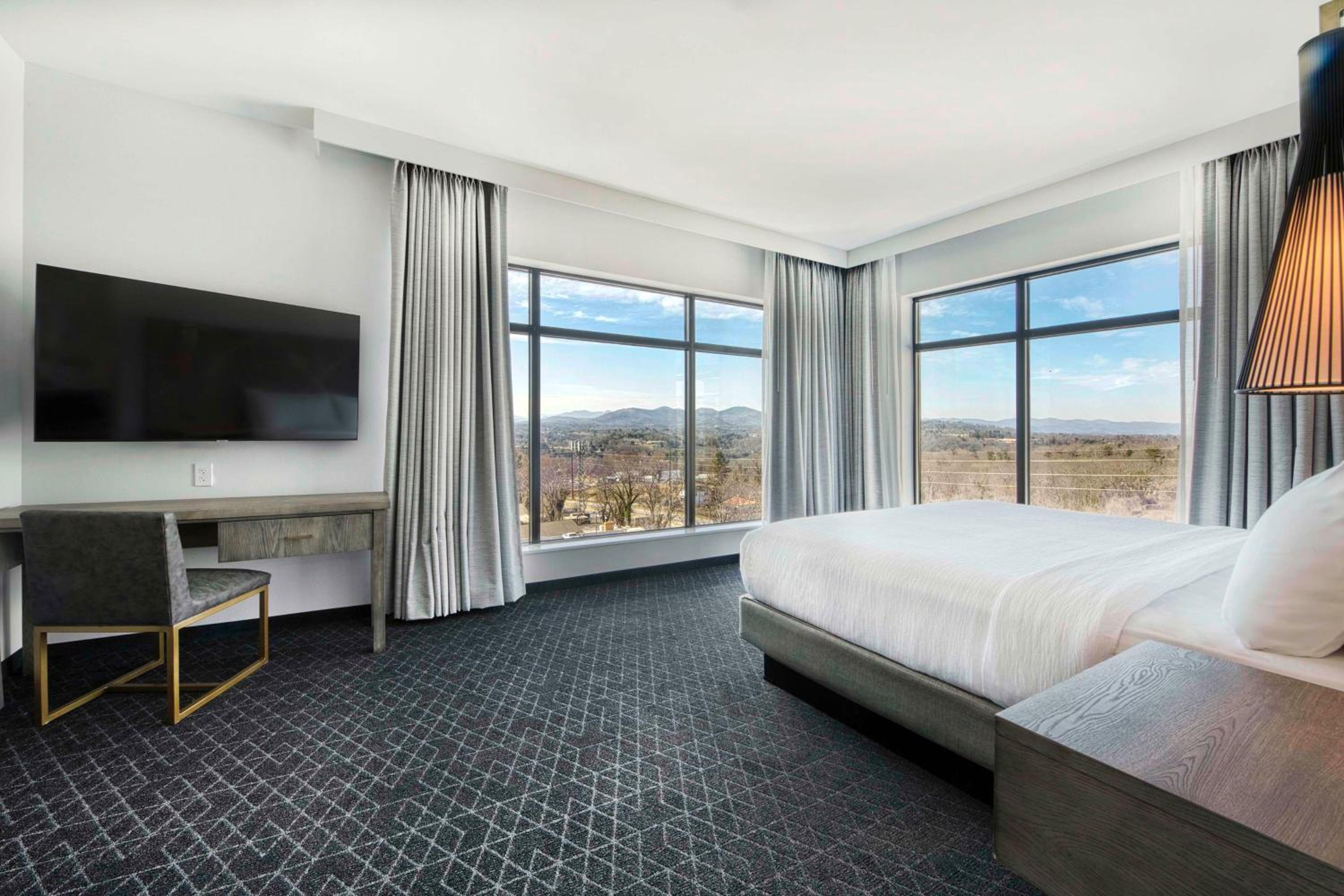 One-Bedroom Corner King Suite with Mountain View - Hearing Accessible - Photo 3