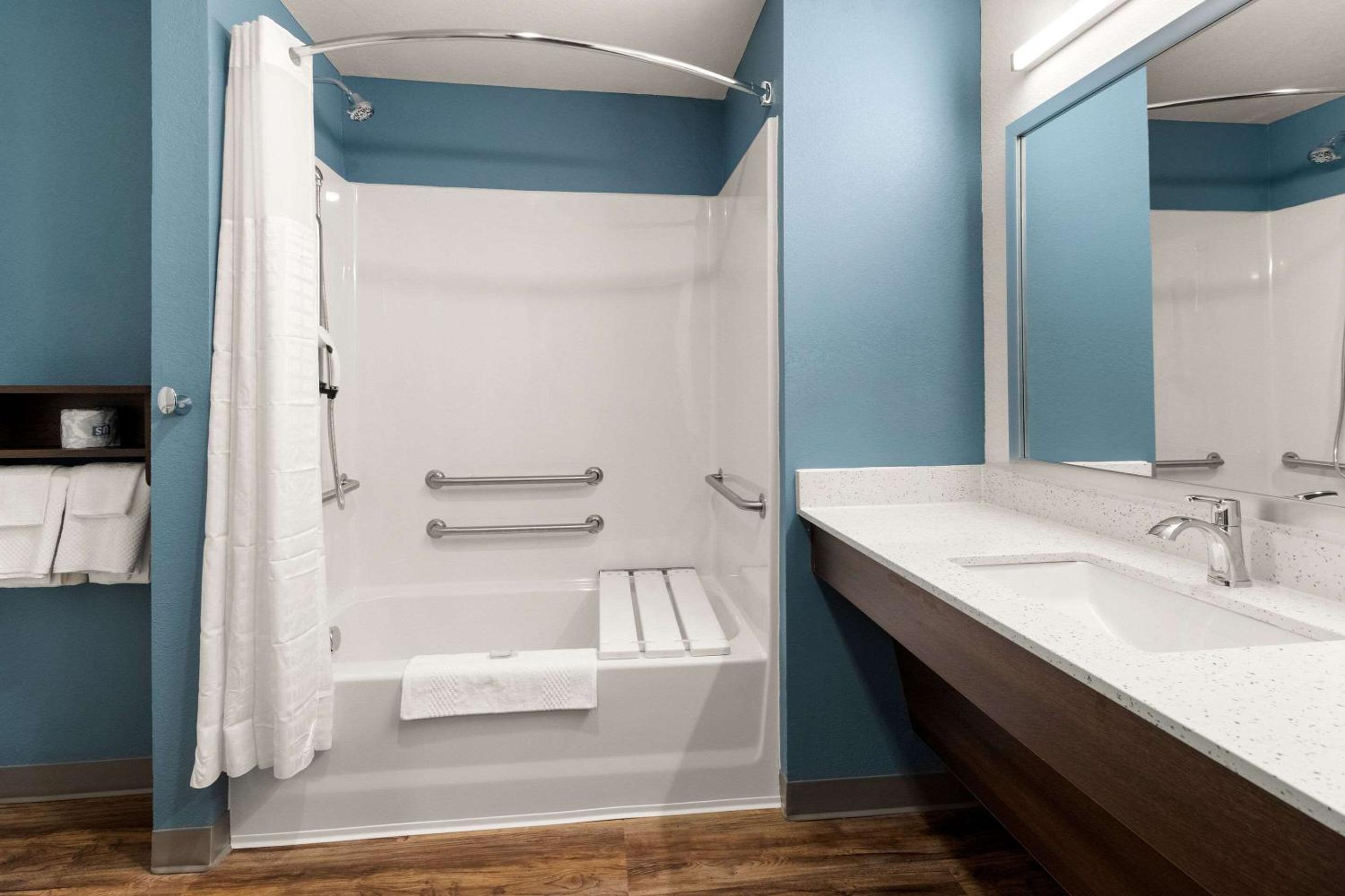 Queen Suite - Disability Access/Non Smoking - Photo 2