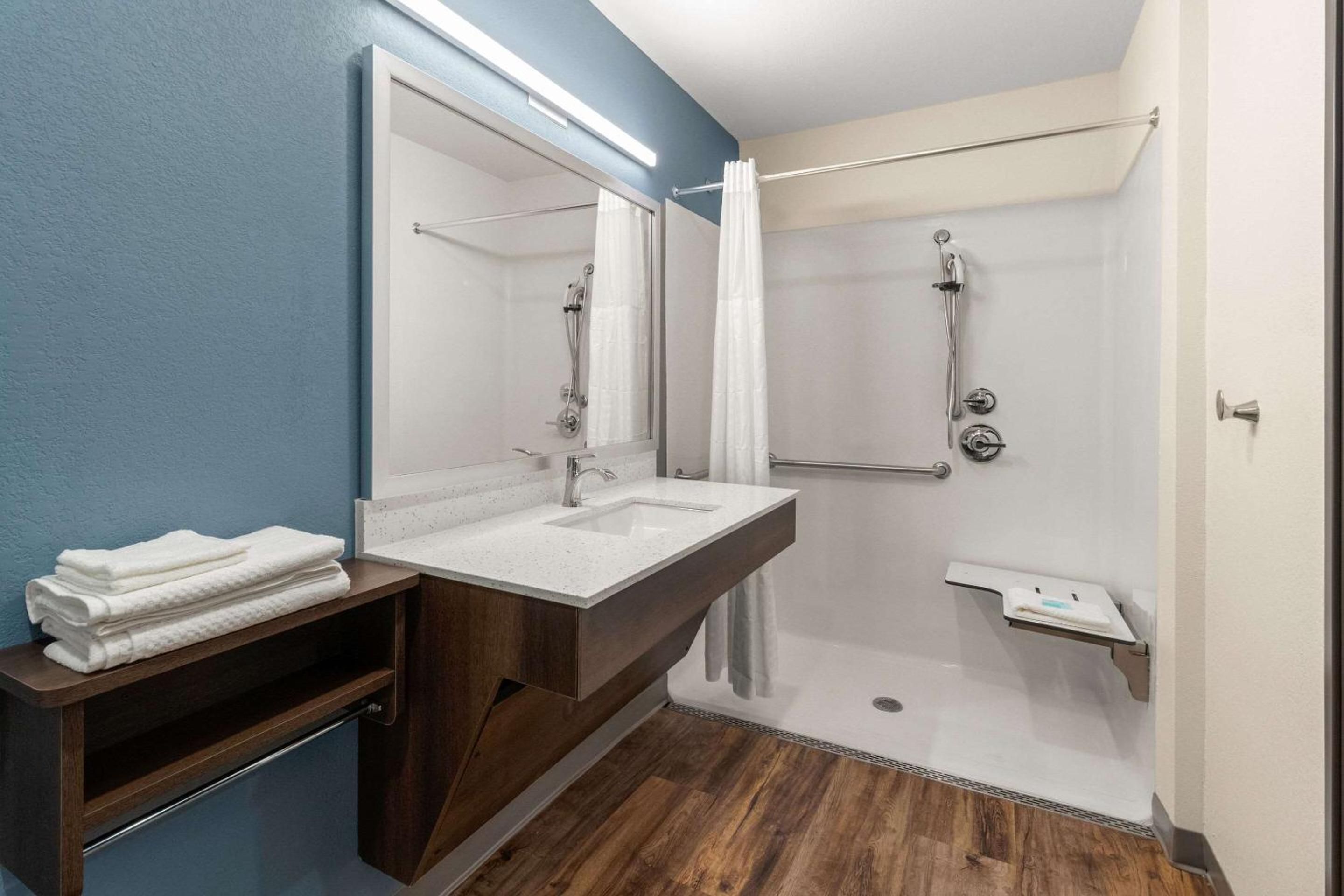 Queen Suite with Roll-In Shower - Disability Access/Non Smoking - Photo 2