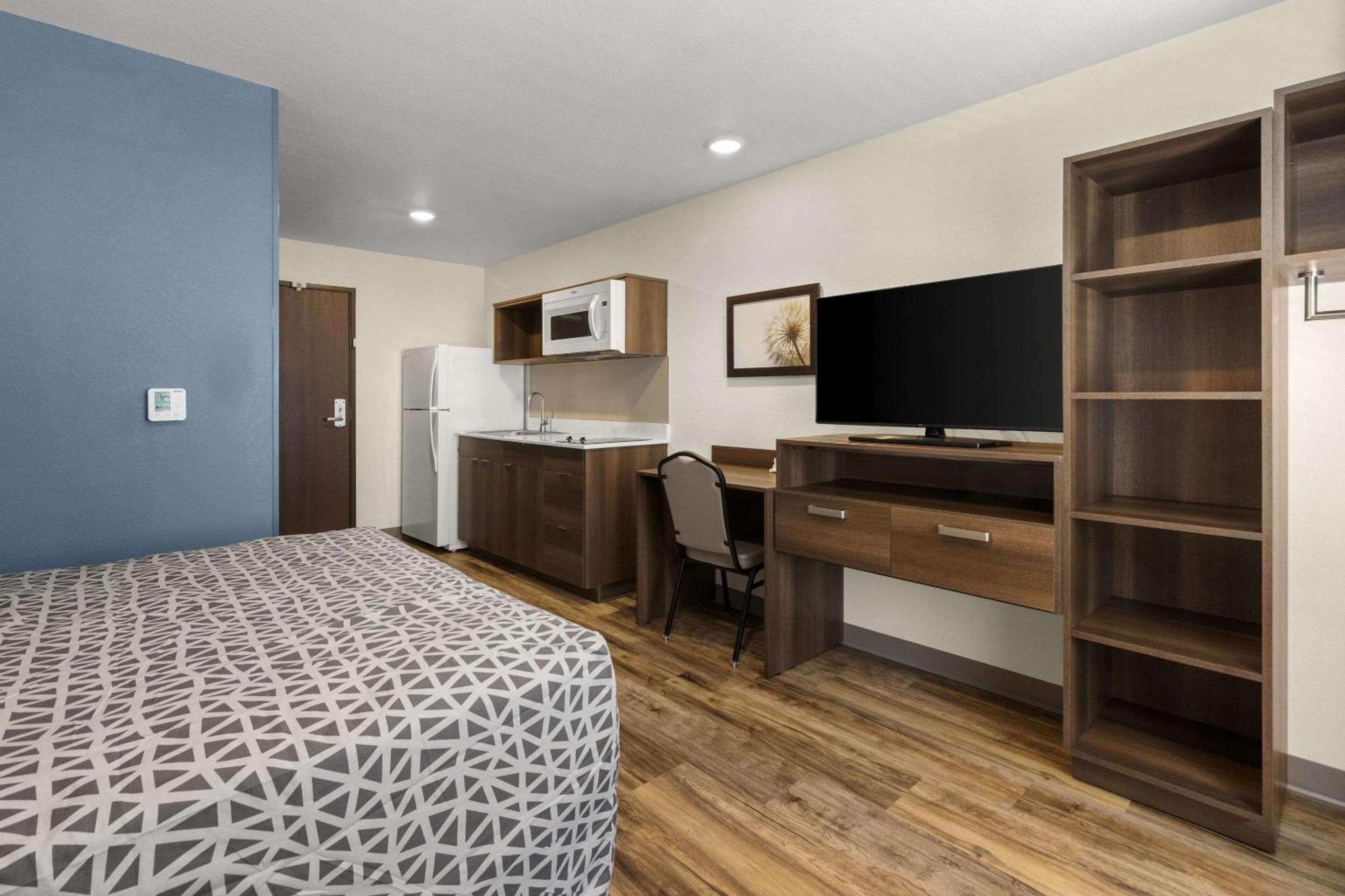 Queen Suite - Non Smoking - Photo 1