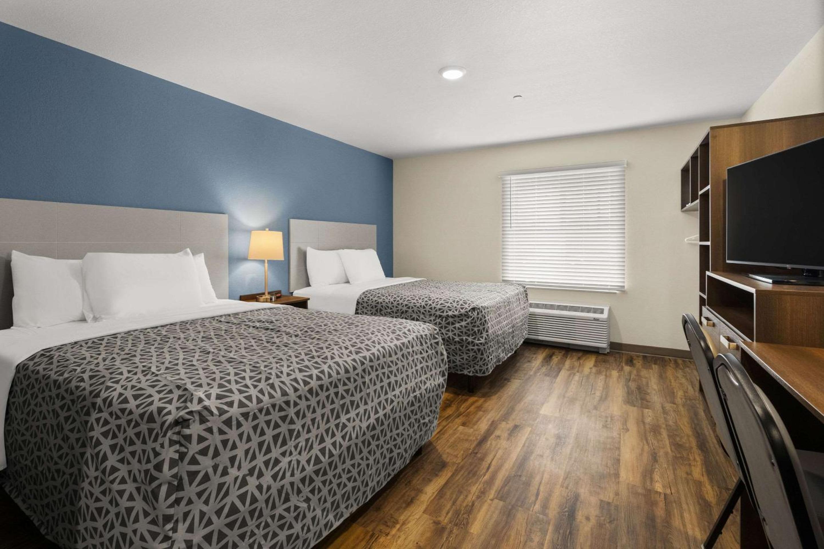 Queen Suite with Two Queen Beds and Tub - Disability Access/Non Smoking - Photo 1