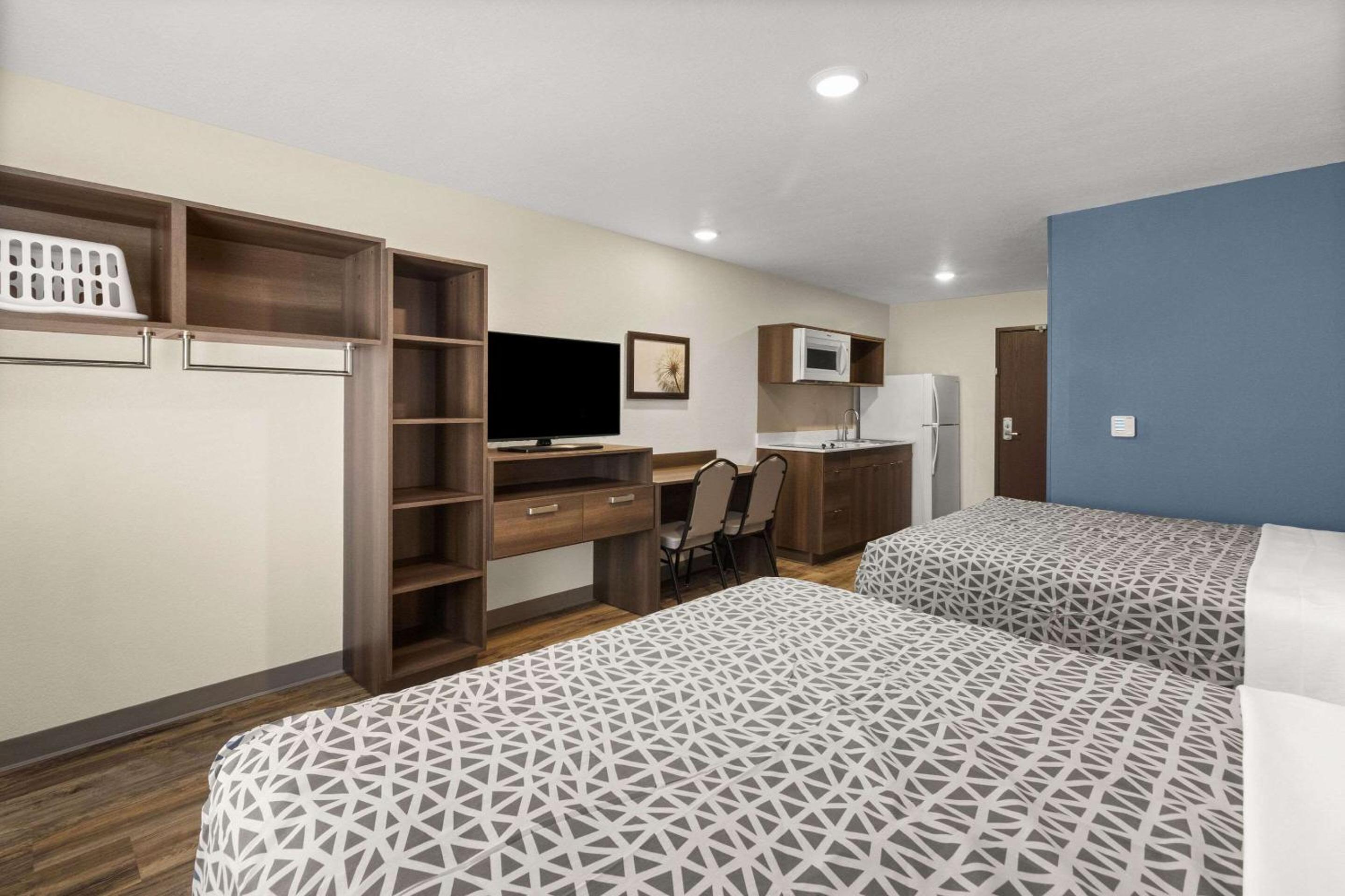 Queen Suite with Two Queen Beds - Non Smoking - Photo 2